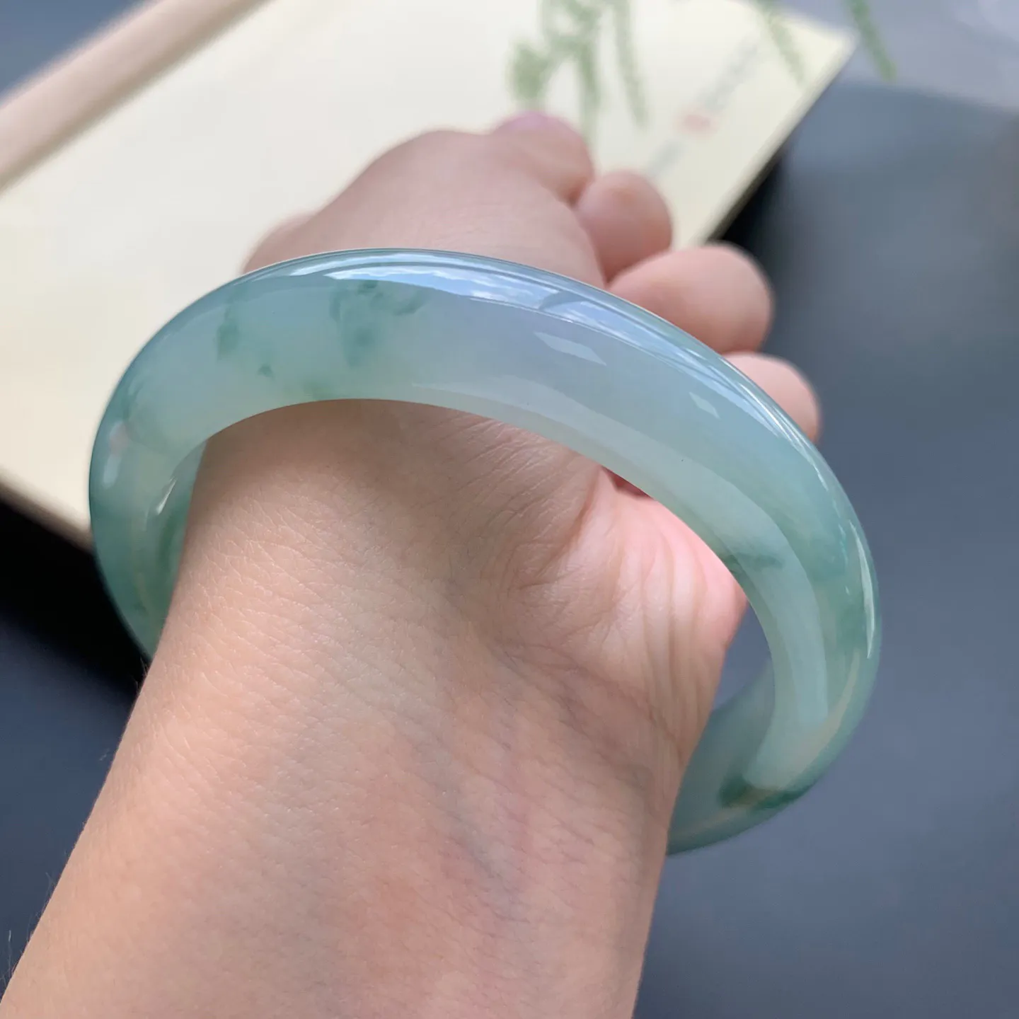 56圈口冰油飘花正圈手镯 尺寸：56-12.6-8.2，无纹裂，水润起胶，优雅迷人