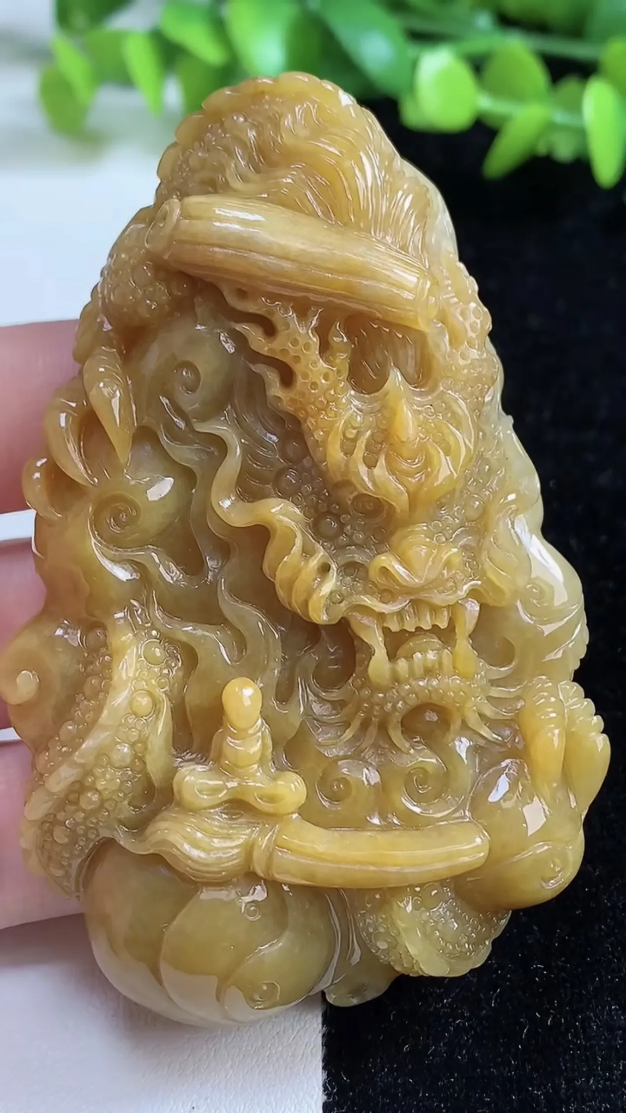 缅甸天然翡翠a货 老坑料起胶冰润 黄翡霸气龙牌吊坠，尺寸78.4-47.8-13.8mm  y  87.16