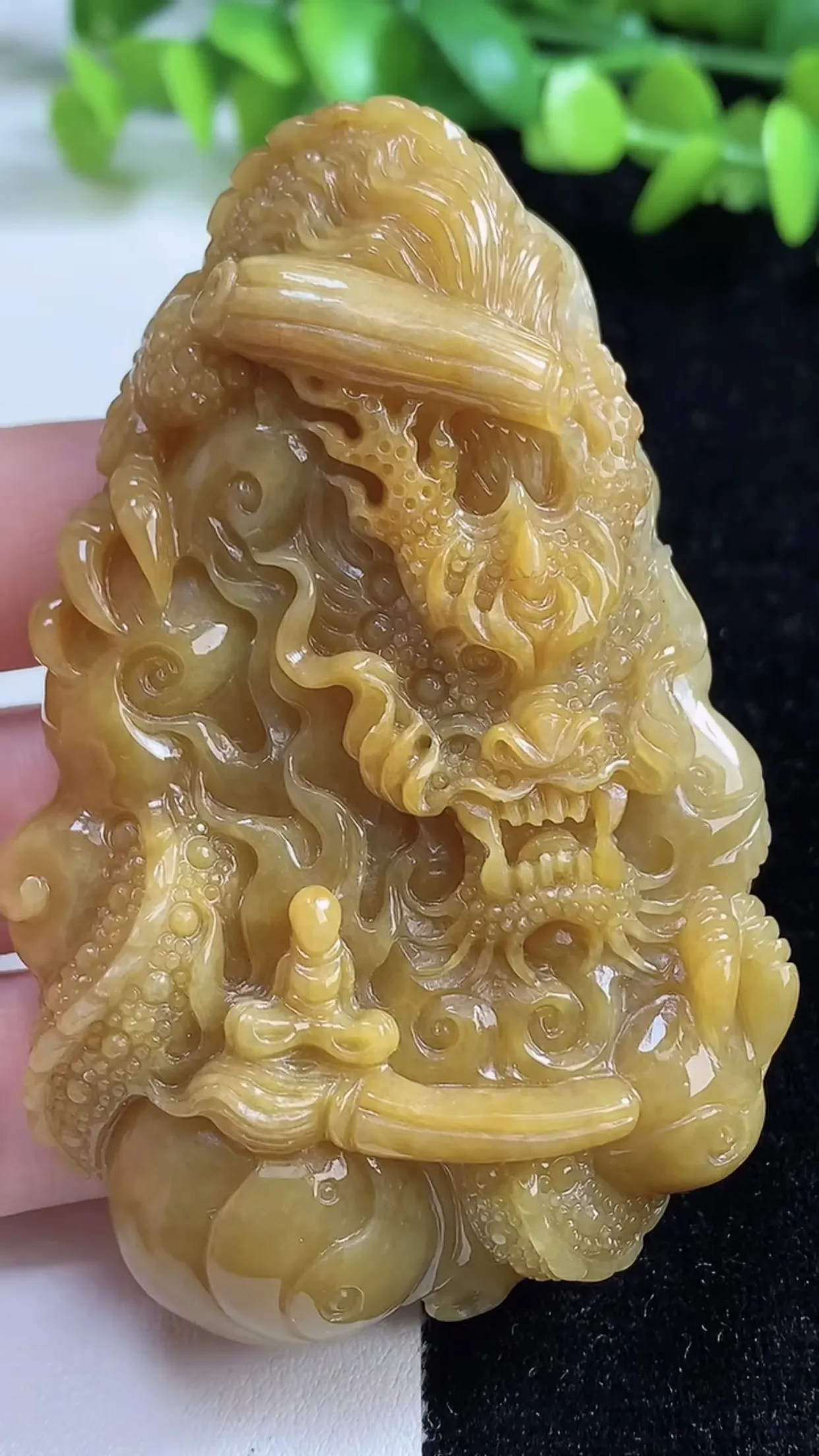 缅甸天然翡翠a货 老坑料起胶冰润 黄翡霸气龙牌吊坠，尺寸78.4-47.8-13.8mm  y  8