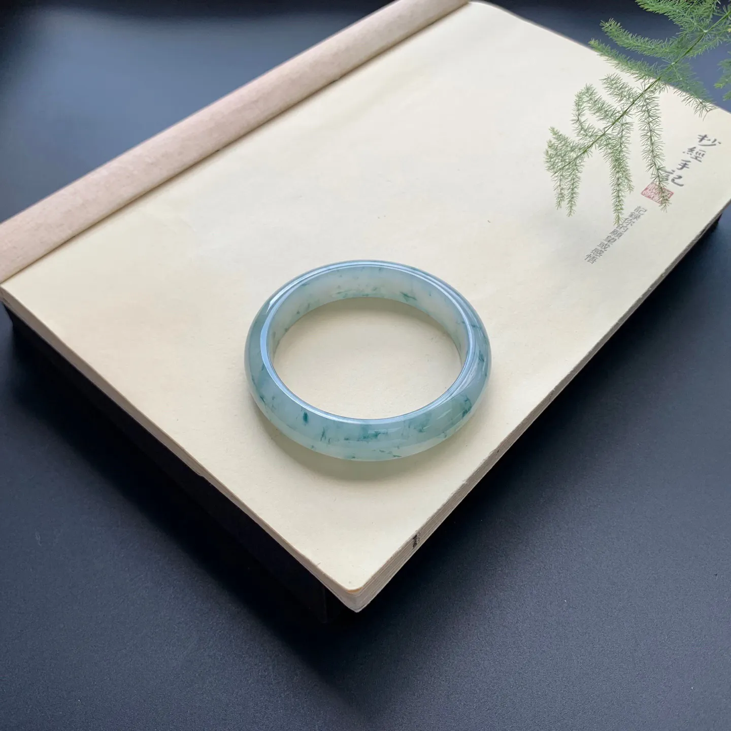 56.5圈口飘花正圈手镯 尺寸：56.5-13.5-8，无纹裂，花色浓郁，细腻光滑
