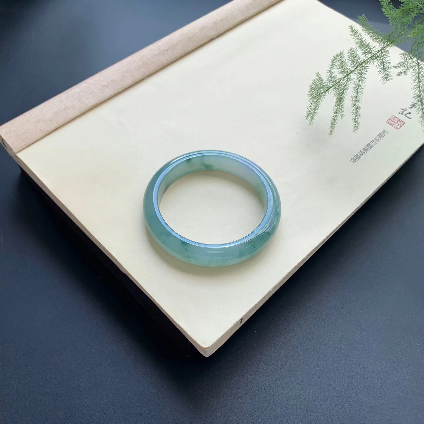 56圈口冰油飘花正圈手镯 尺寸：56-12.6-8.2，无纹裂，水润起胶，优雅迷人