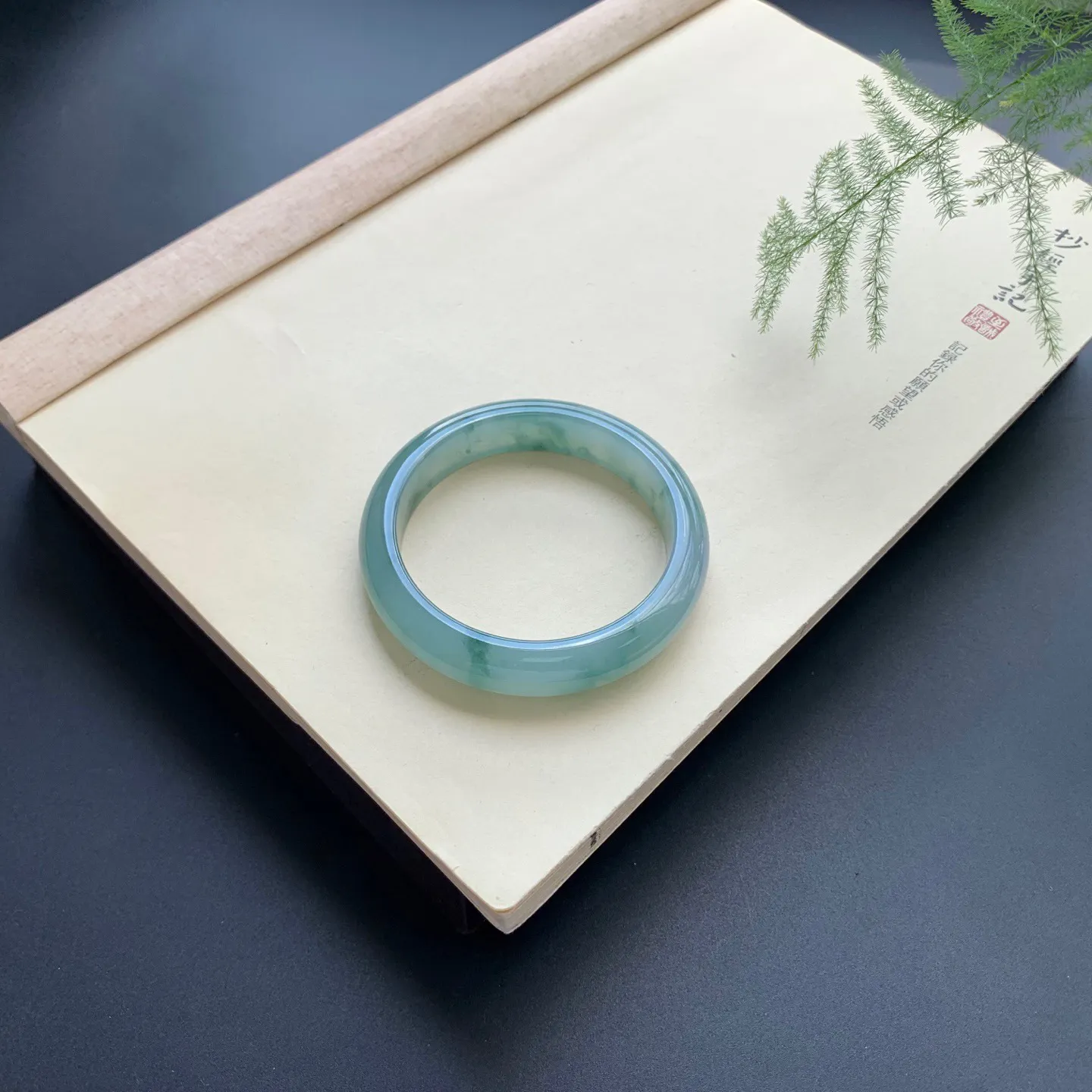 56圈口冰油飘花正圈手镯 尺寸：56-12.6-8.2，无纹裂，水润起胶，优雅迷人