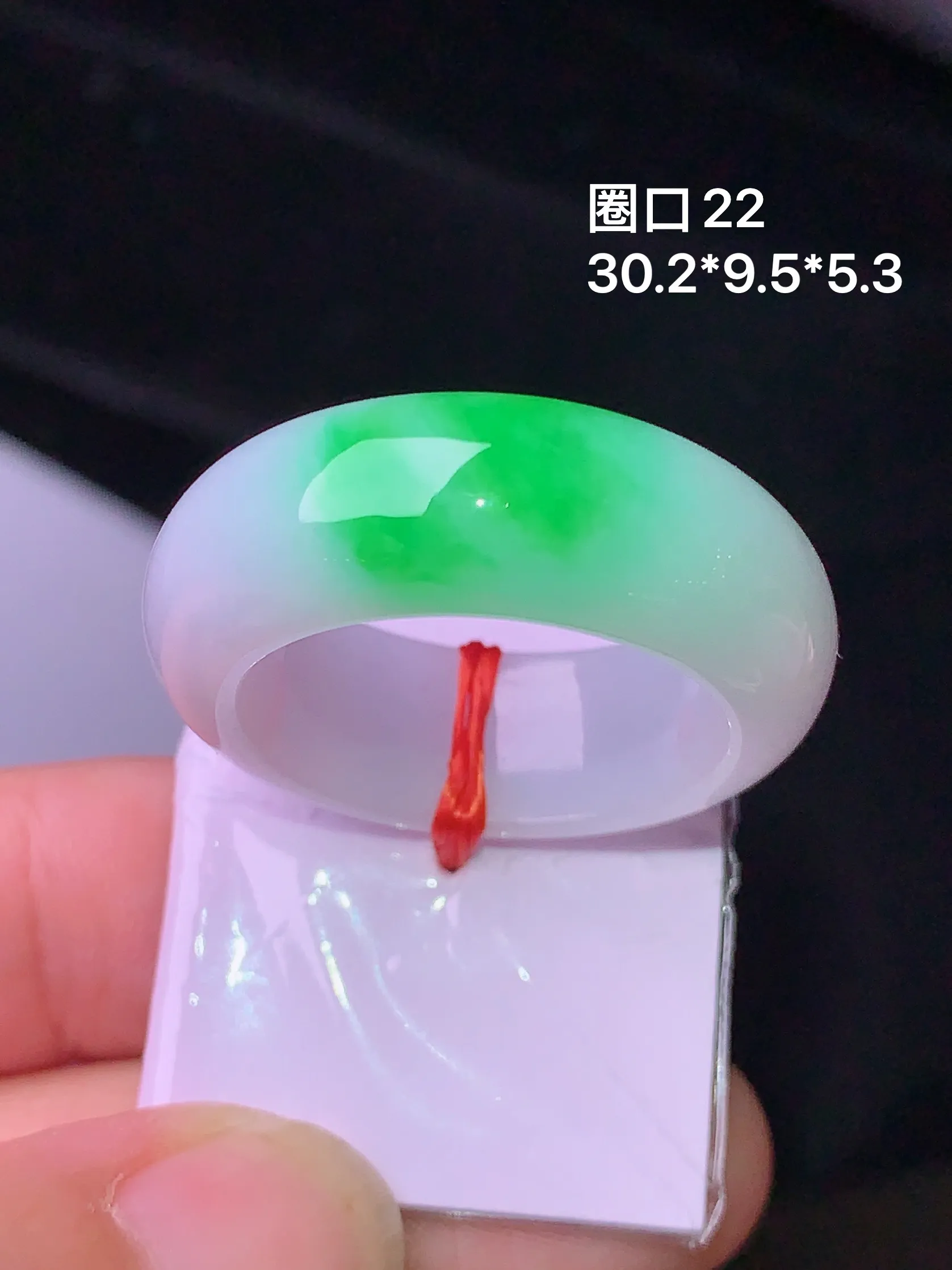 飘绿指环 玉质细腻 色泽清新艳丽 圈口22 整体尺寸30.2*9.5*5.3