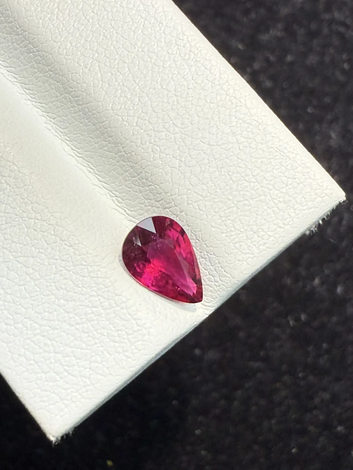 1ct天然卢比来碧玺裸石，颜色美艳，晶体微棉，火彩足，尺寸8.4×5.7×3.6mm