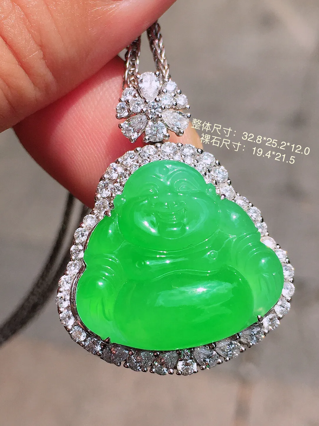 阳绿佛公吊坠，色泽均匀艳丽，玉质细腻，荧光感超
强，饱满圆润，尽显优雅气质，18k
金豪华镶嵌