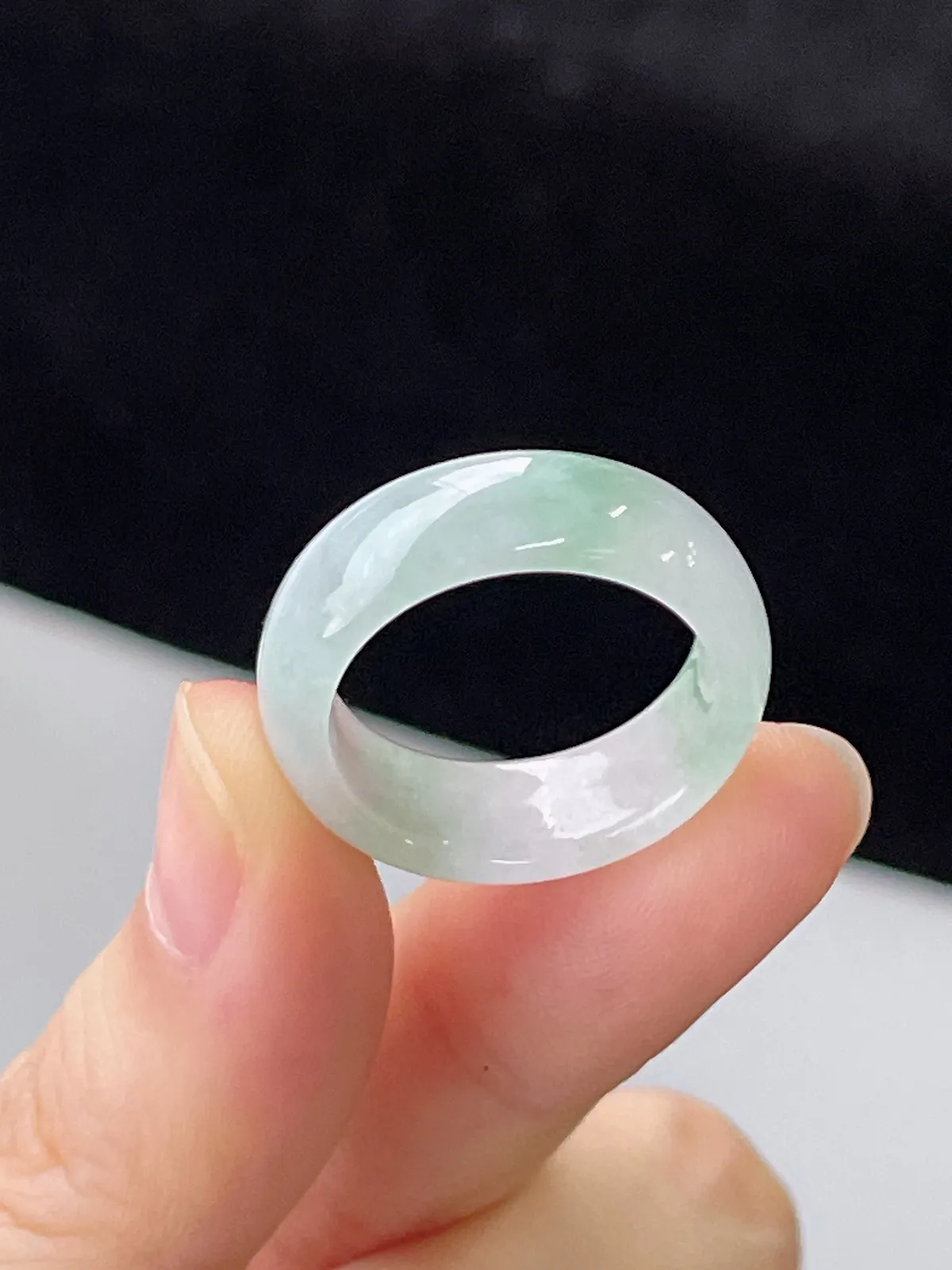 翡翠冰糯种飘绿戒指