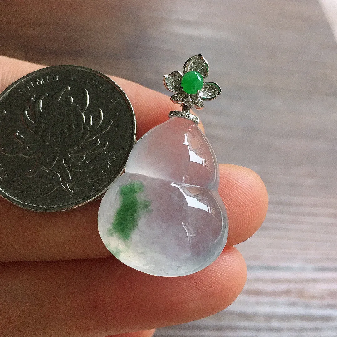 冰飘花葫芦吊坠，18k金镶嵌，冰润饱满，玉质细腻，种水足 裸石23.6*18.5*8.3