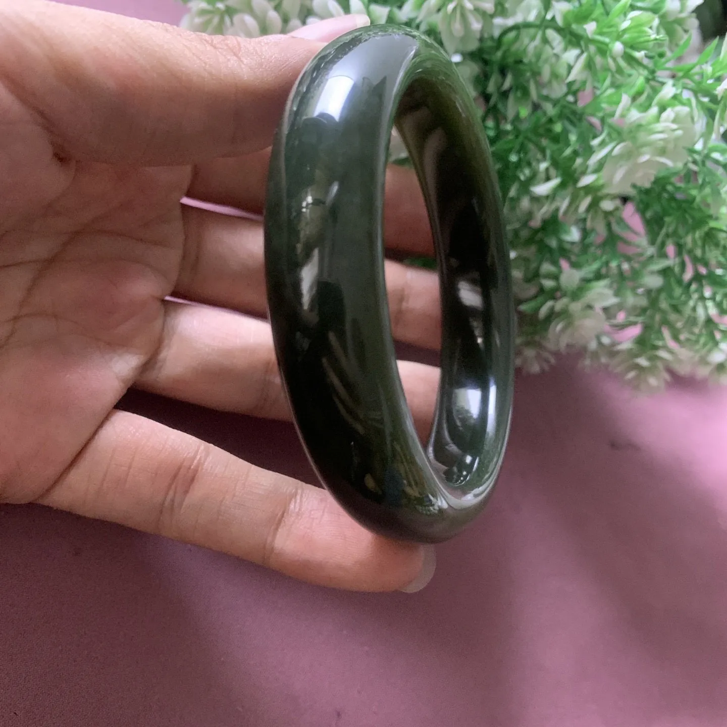 和田玉63圈口且末料手镯，圈口63宽15品质好，脂粉好，细腻油润，佩戴端庄典雅，低调内涵。