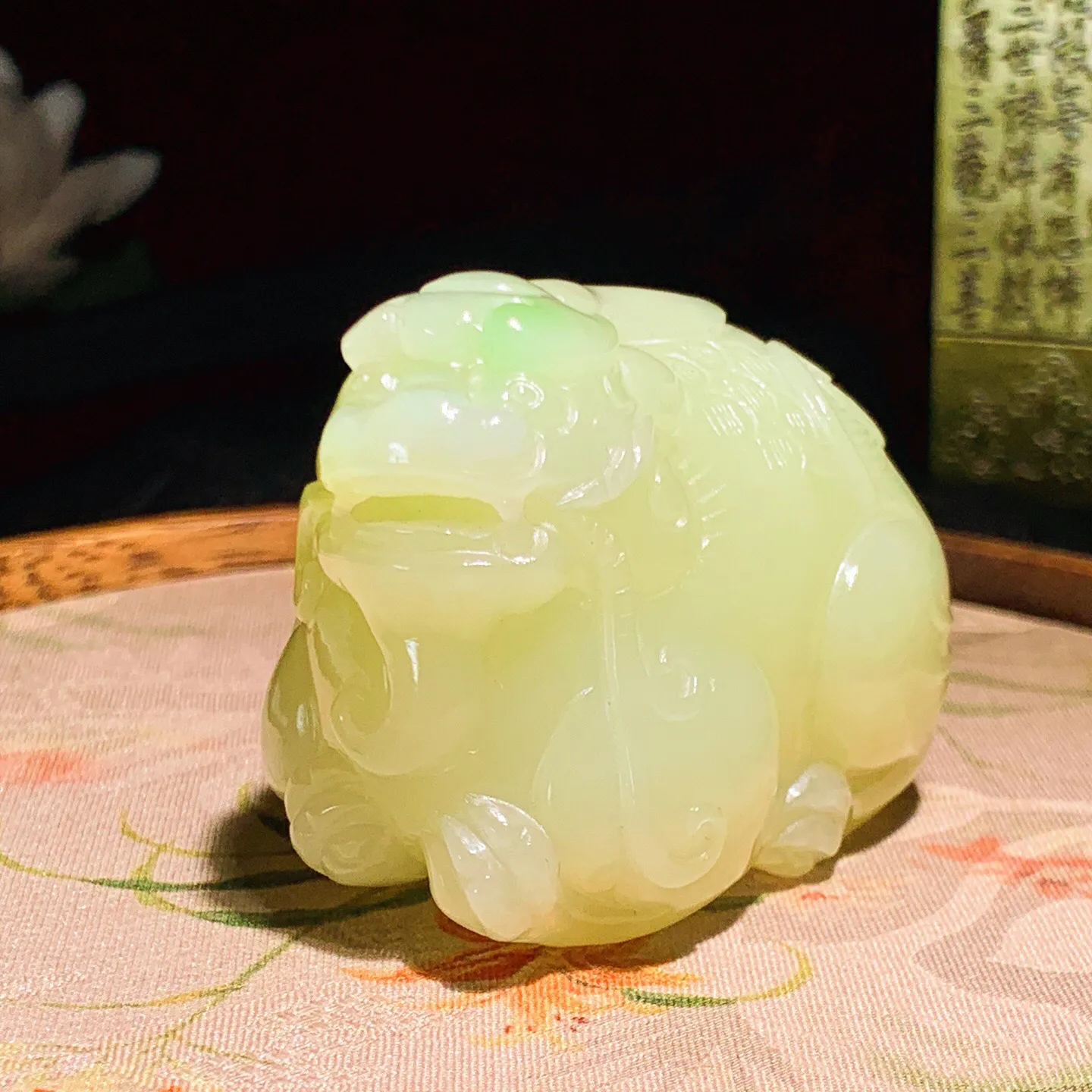 新疆若羌黄口料飘翠招财进宝貔貅把件。尺寸55.6/38.5/39.2重129.7克 玉质细腻油润 底