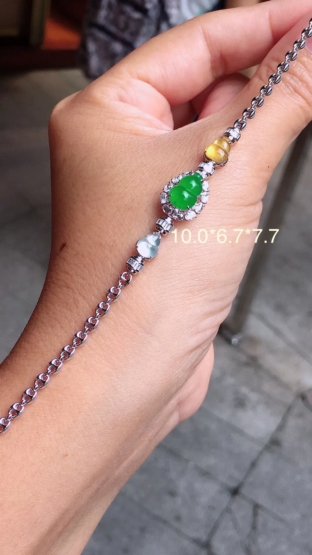 阳绿葫芦手链，色泽均匀艳丽，玉质细腻，荧光感超
强，饱满圆润，尽显优雅气质，18k
金豪华镶嵌