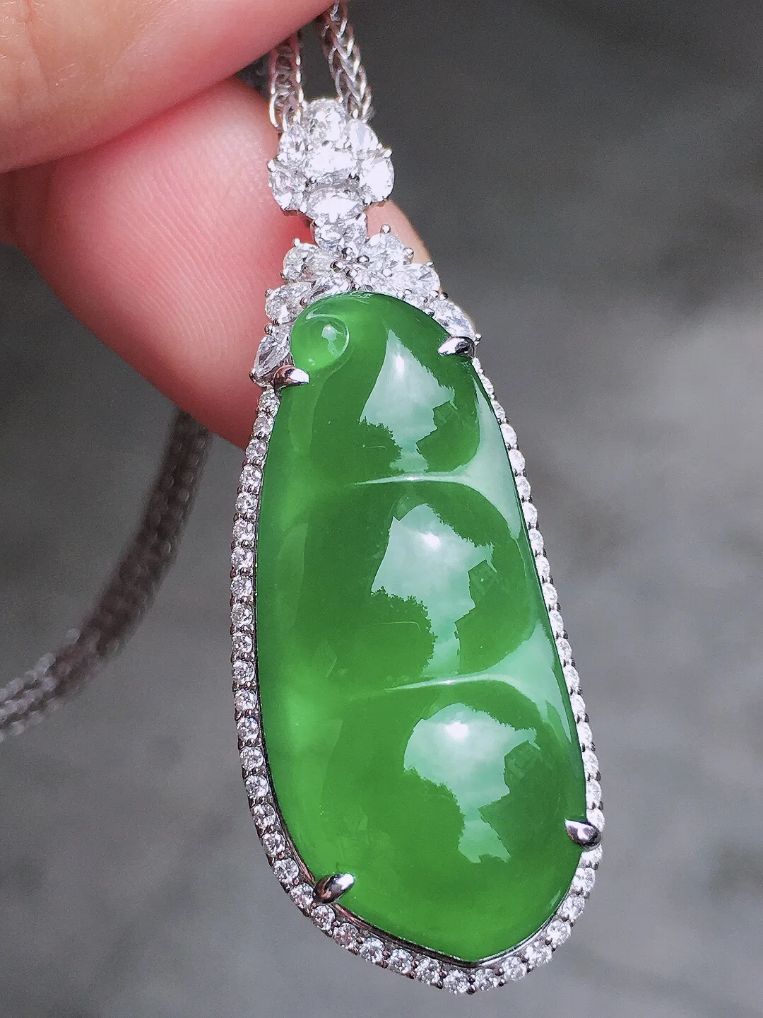 阳绿福豆吊坠，色泽均匀艳丽，玉质细腻，荧光感超
强，饱满圆润，尽显优雅气质，18k
金豪华镶嵌