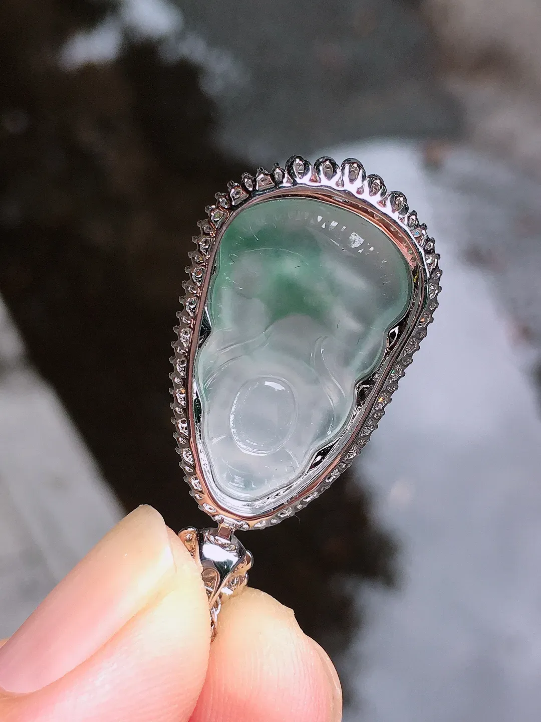 冰飘花观音吊坠，色泽艳丽，玉质细腻，荧光感超
强，饱满圆润，尽显优雅气质，18k
金豪华镶嵌