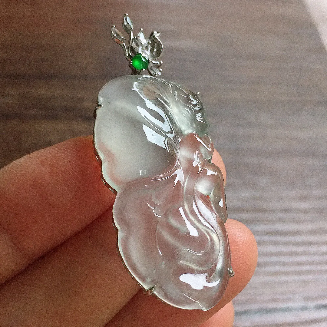 冰种蝴蝶仙子吊坠，18k金镶嵌，雕工精美，冰润细腻，种水足 尺寸50*19.4*6.3
