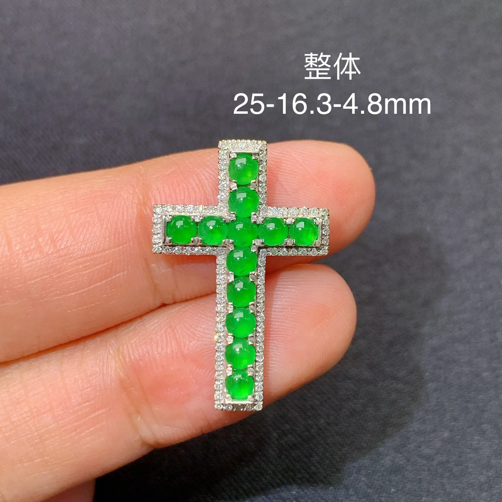冰阳绿蛋面十字架吊坠，18k金镶嵌，款式新颖，冰润色阳，种水足 尺寸25*16.3*4.8