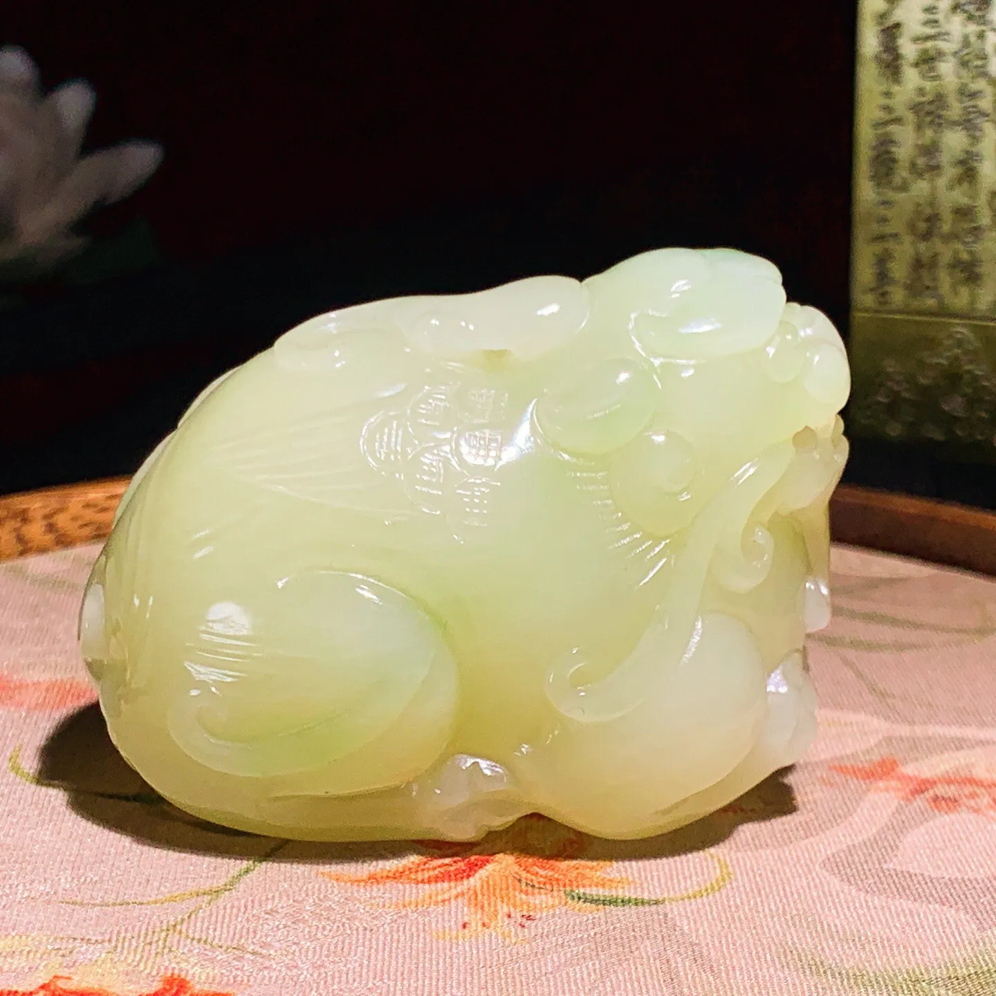 新疆若羌黄口料飘翠招财进宝貔貅把件。尺寸55.6/38.5/39.2重129.7克 玉质细腻油润 底色纯净 脂粉好，品质好。lt250908