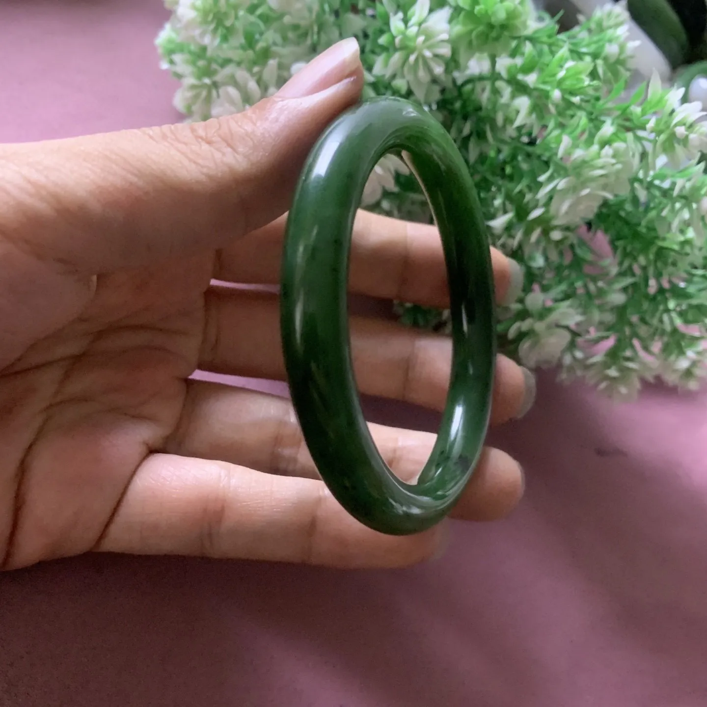 和田玉碧玉57圈口菠菜绿圆条手镯，圈口57宽9.8品质好，脂粉好，细腻油润，佩戴端庄典雅，低调内涵。