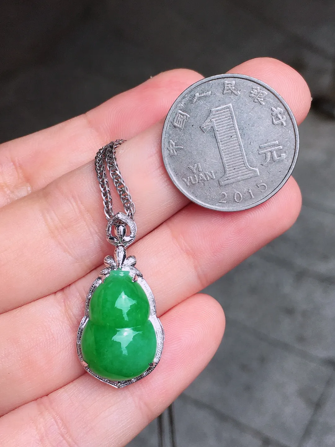 阳绿葫芦吊坠，色泽均匀艳丽，玉质细腻，荧光感超
强，饱满圆润，尽显优雅气质，18k
金豪华镶嵌