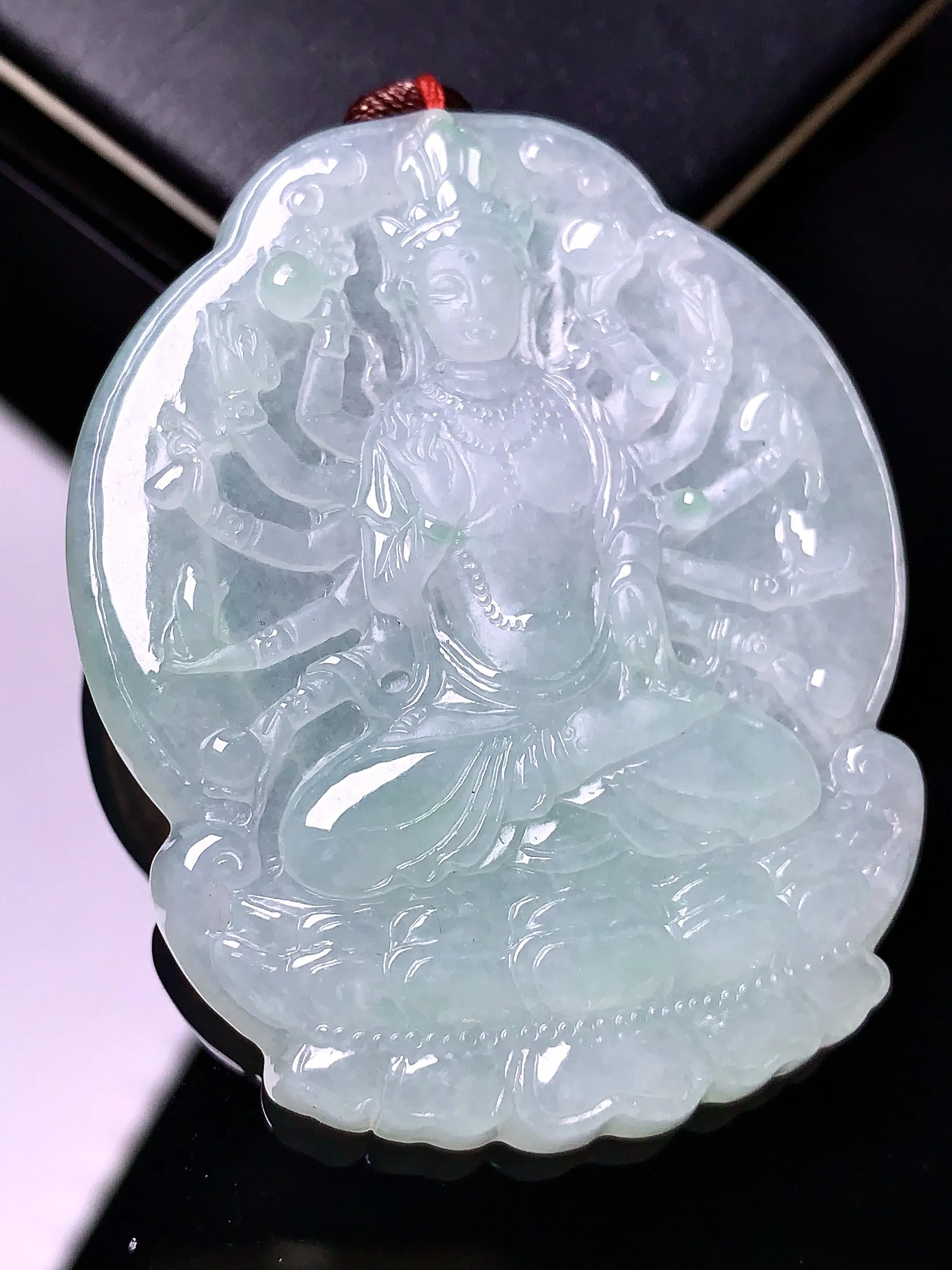 飘绿千手观音吊坠 玉质细腻 色泽清新艳丽 整体尺寸53.3*43*5.3