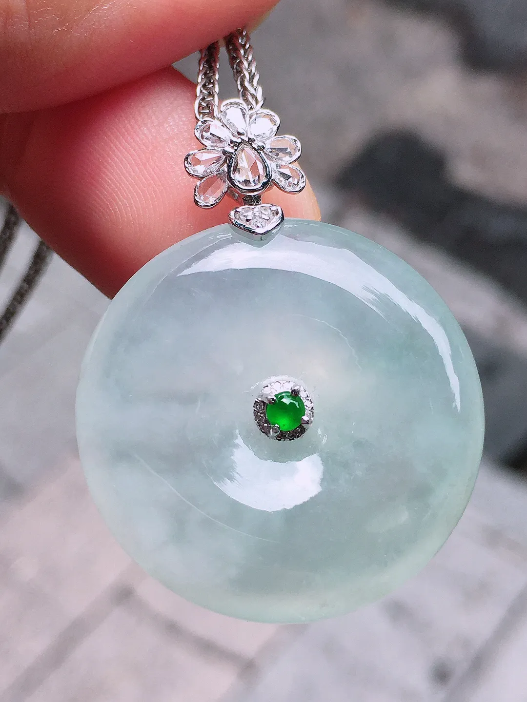冰种平安扣吊坠，玉质细腻，荧光感超
强，饱满圆润，尽显优雅气质，18k
金豪华镶嵌