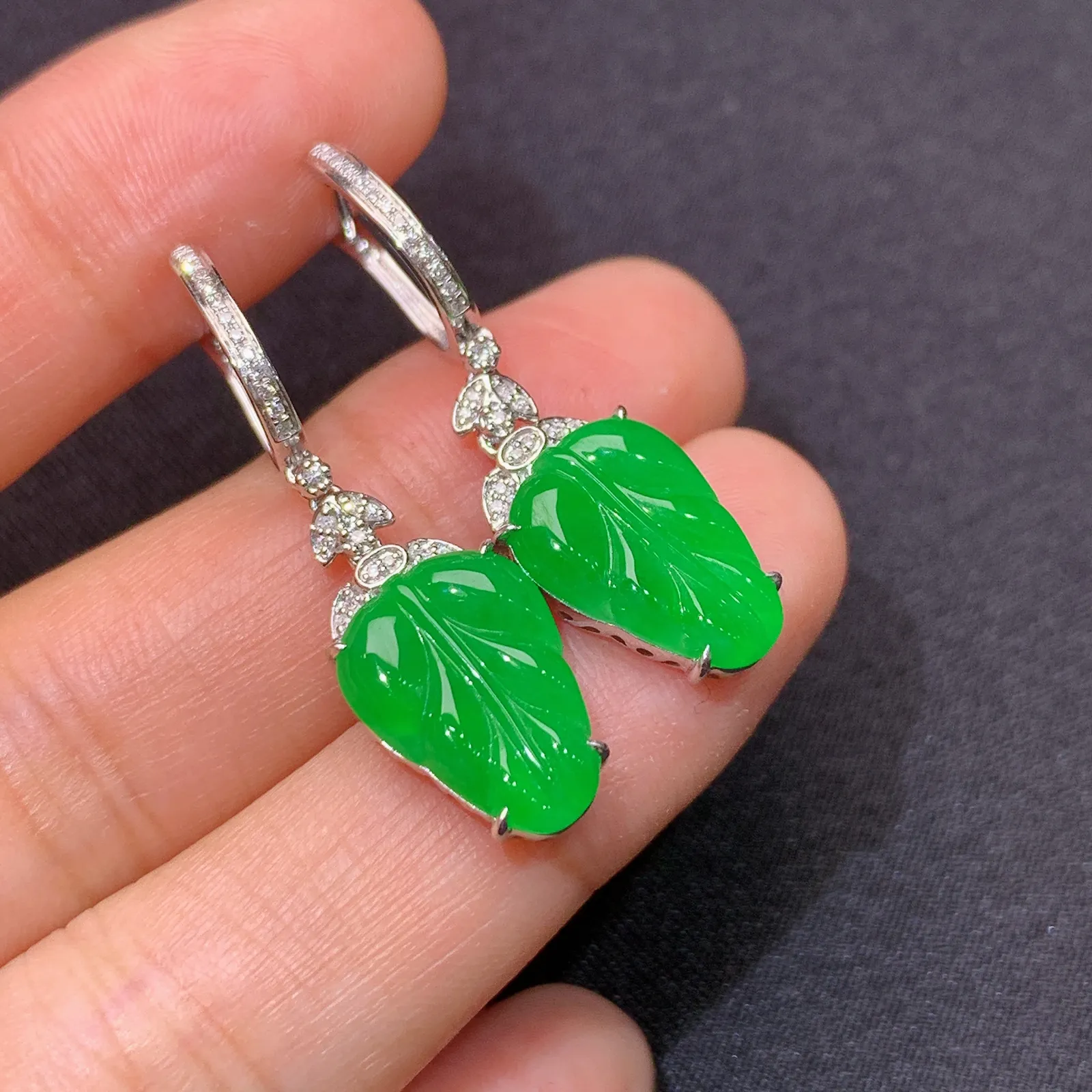 阳绿树叶耳坠，18k金镶嵌，简约时尚，冰润色阳，种水足 Jc 尺寸13.5*9.5*2