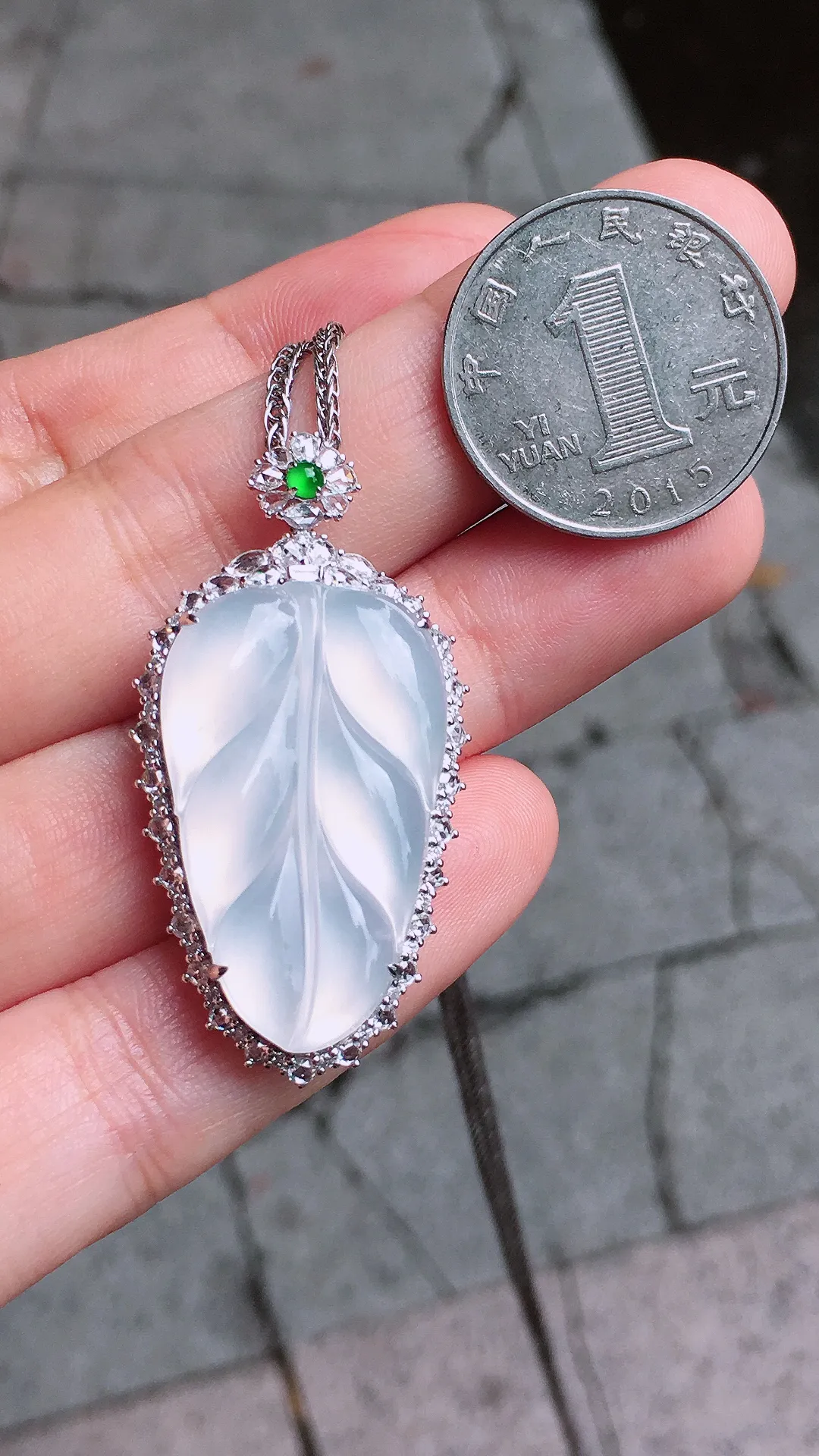 冰种玉叶吊坠，玉质细腻，荧光感超
强，饱满圆润，尽显优雅气质，18k
金豪华镶嵌