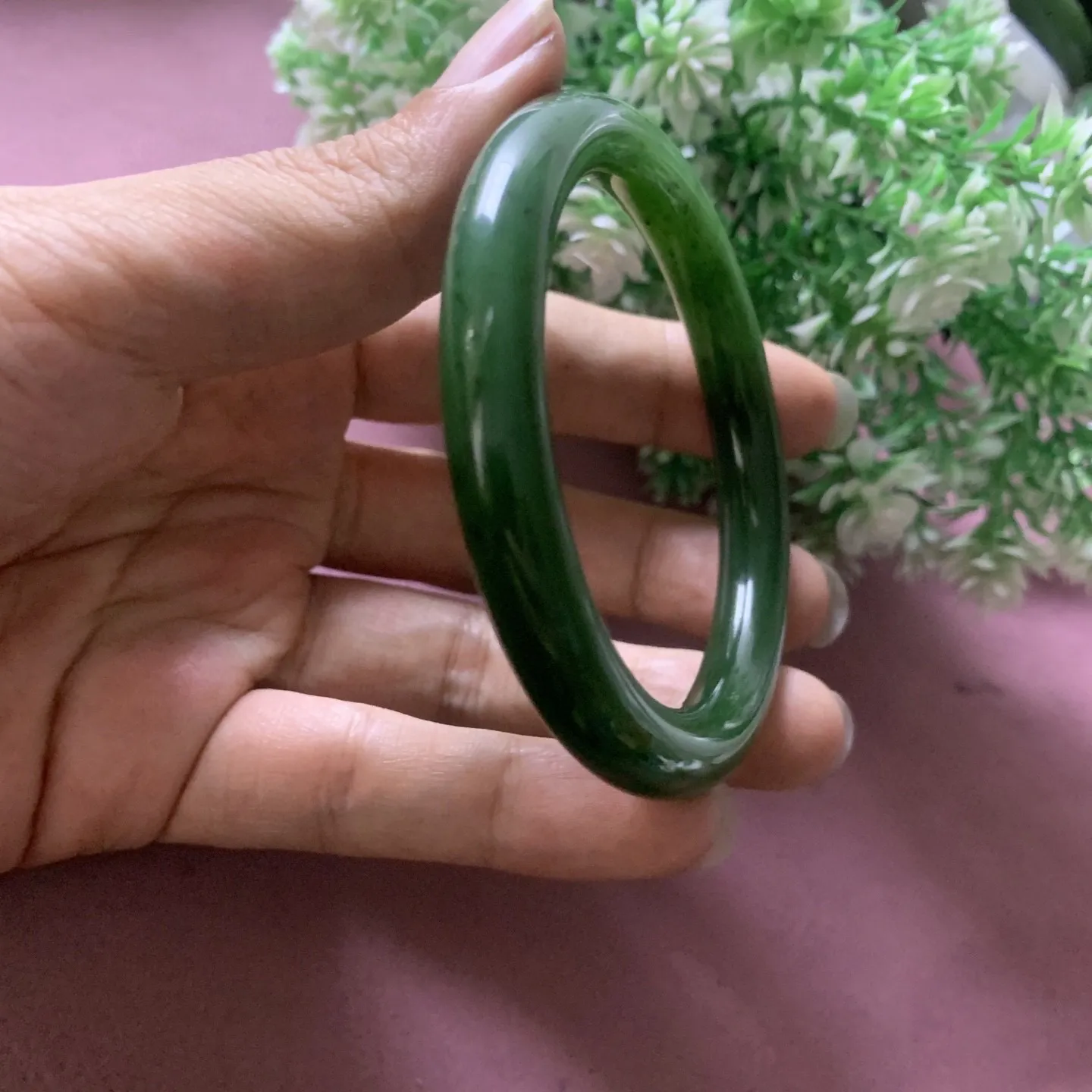 和田玉碧玉57圈口菠菜绿圆条手镯，圈口57宽9.8品质好，脂粉好，细腻油润，佩戴端庄典雅，低调内涵。