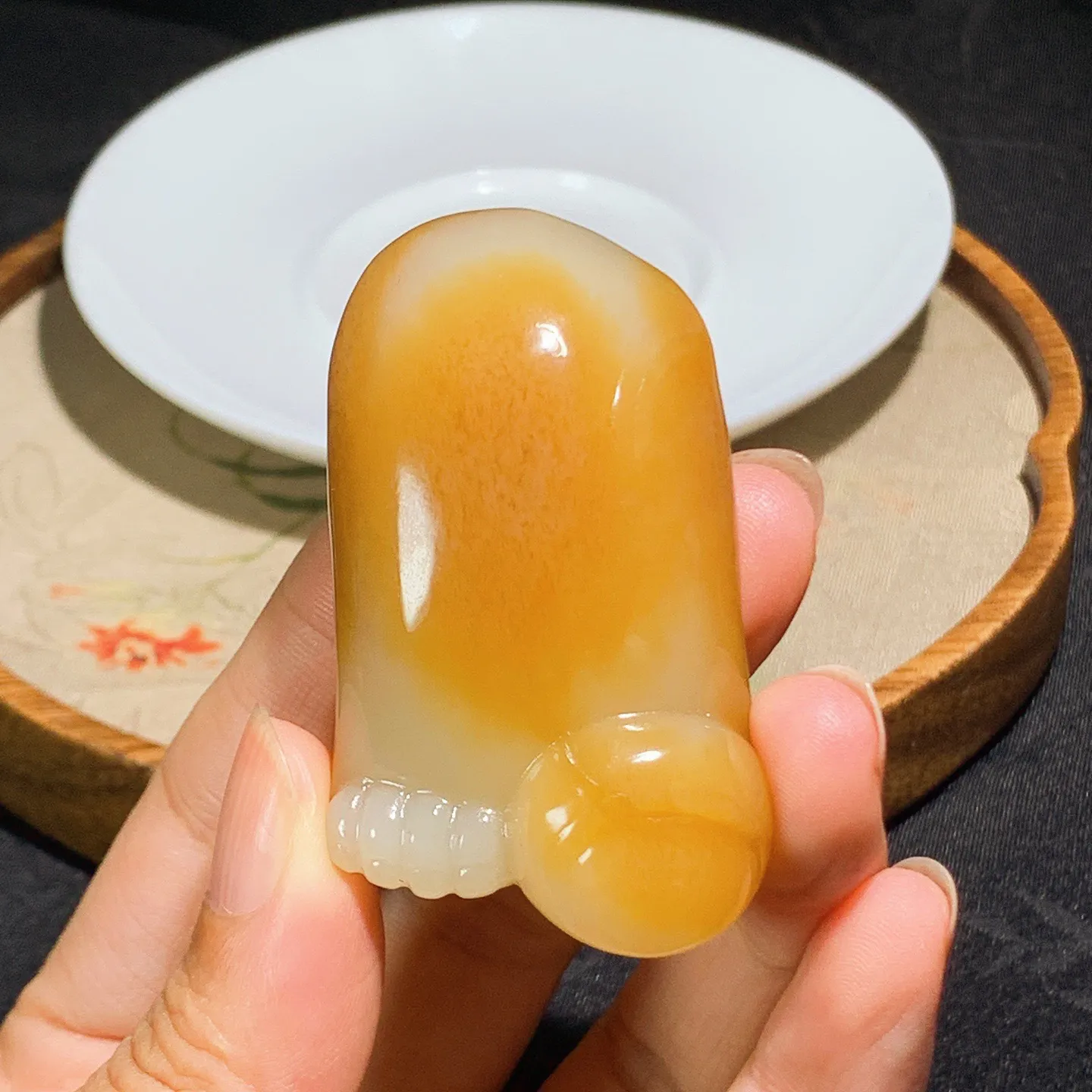 新疆且末糖知足常乐挂件。尺寸55.3/33.9/18.2重56.5克 玉质细腻油润 底色纯净 脂粉好，品质好。lt250908