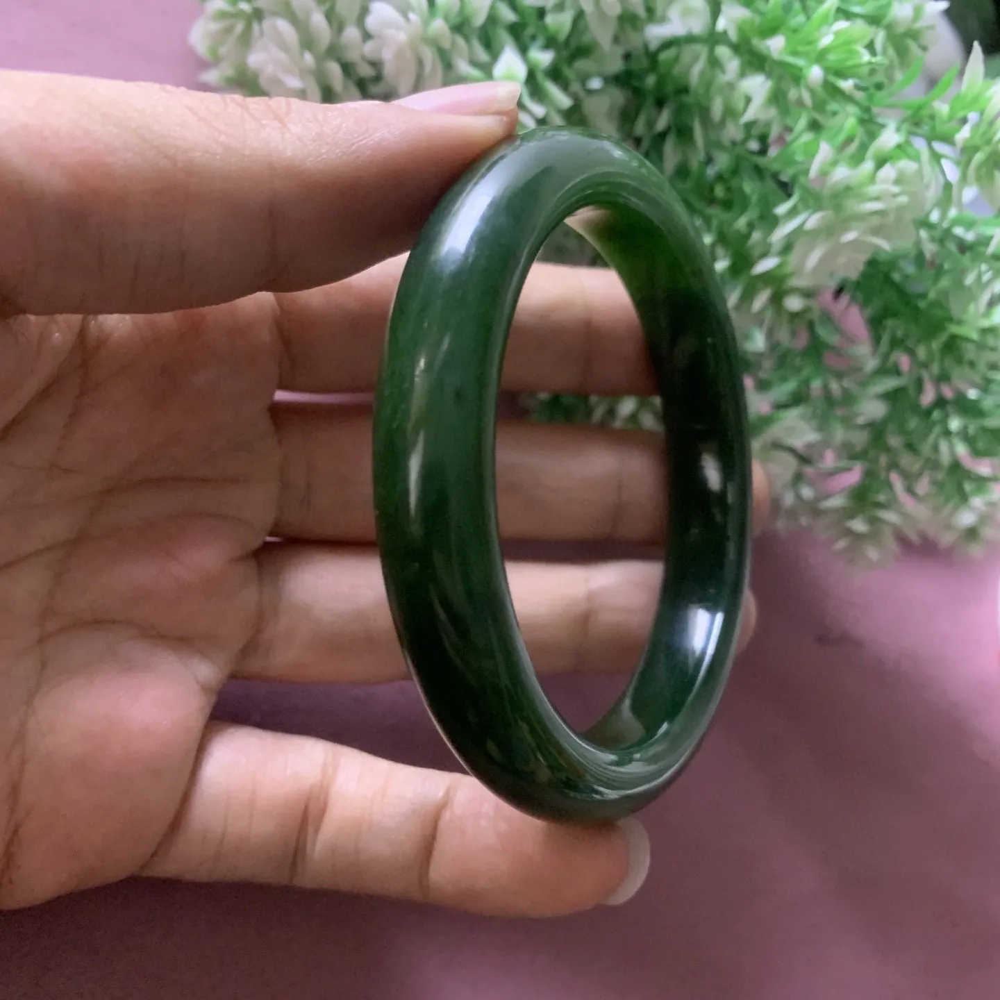 和田玉碧玉60.5圈口菠菜绿手镯，圈口60.5宽12品质好，脂粉好，细腻油润，佩戴端庄典雅，低调内涵。