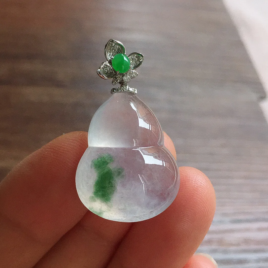 冰飘花葫芦吊坠，18k金镶嵌，冰润饱满，玉质细腻，种水足 裸石23.6*18.5*8.3