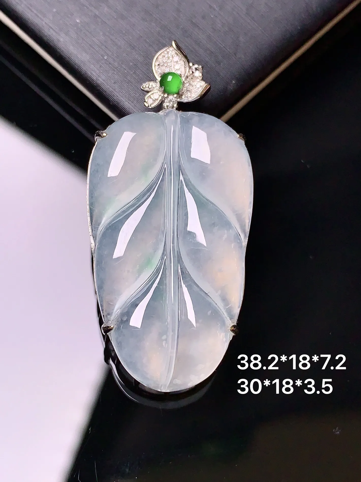 18k金镶嵌冰种树叶吊坠 玉质细腻 色泽清新艳丽 整体尺寸38.2*18*7.2