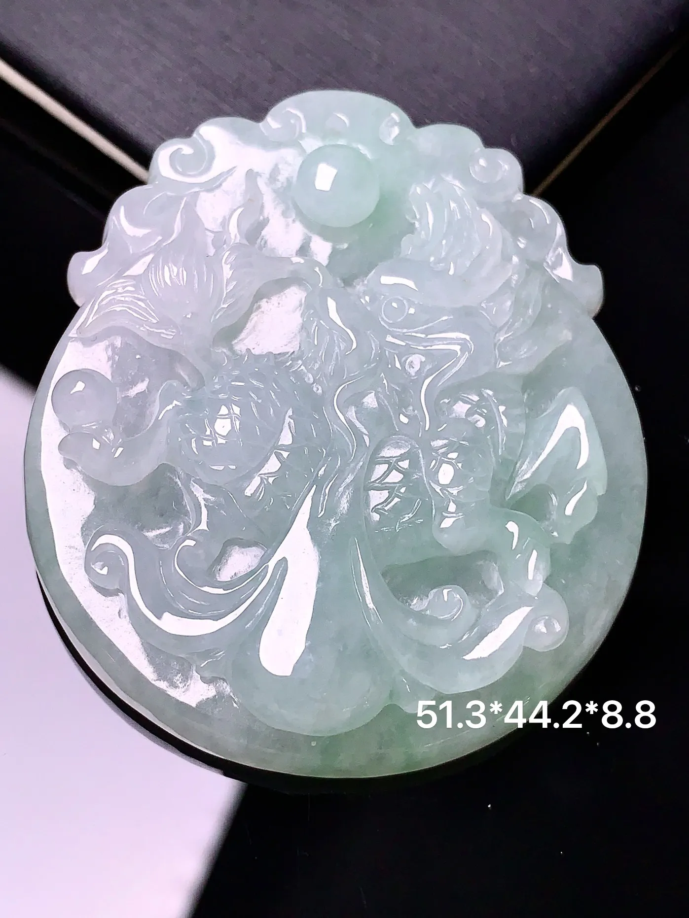 飘绿麒麟吊坠 玉质细腻 色泽清新艳丽 整体尺寸50.3*43.2*8.2