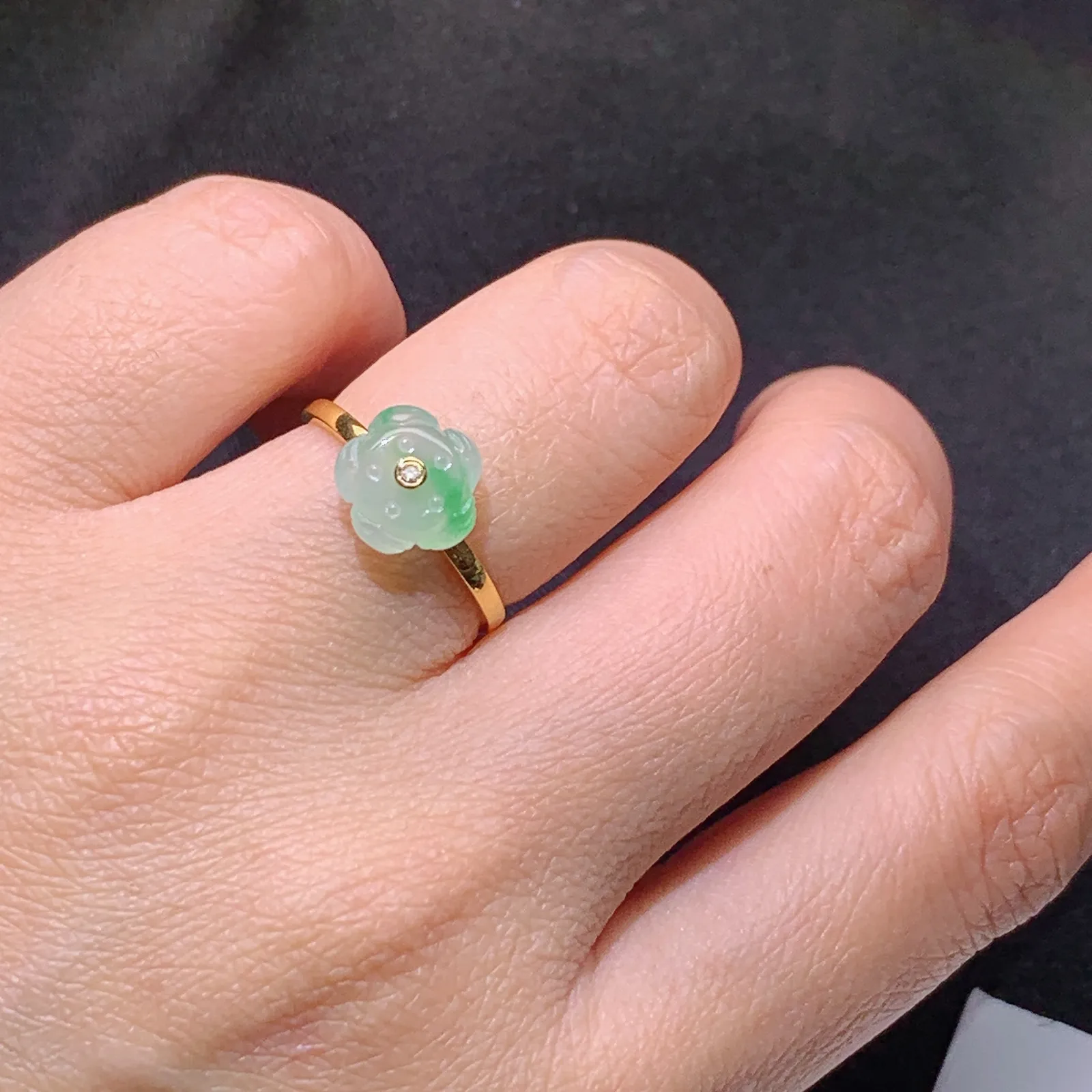 冰飘绿小花戒指，18k金镶嵌，简约时尚，冰润细腻，种水足 圈口14 裸石8.7*4.6