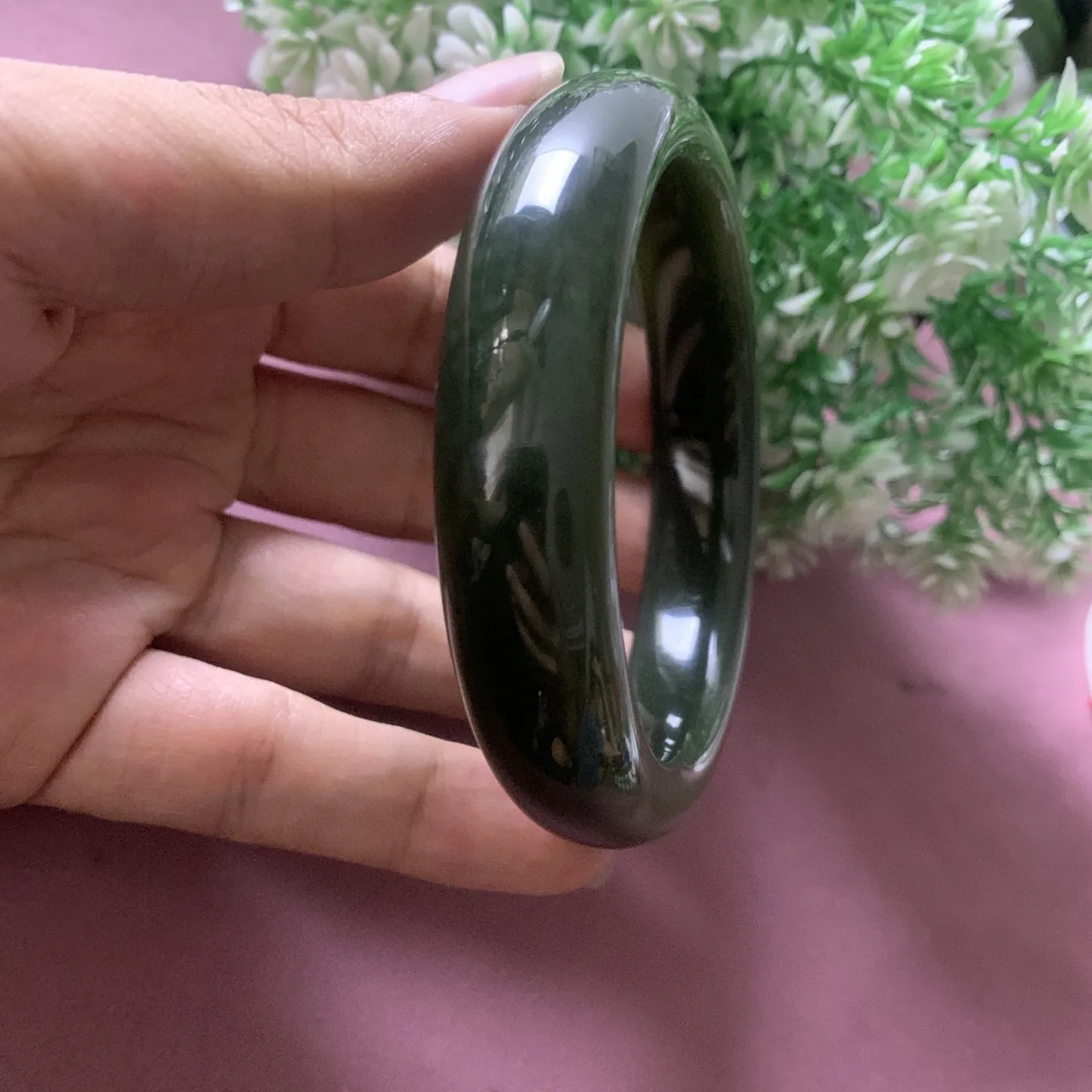 和田玉63圈口且末料手镯，圈口63宽15品质好，脂粉好，细腻油润，佩戴端庄典雅，低调内涵。