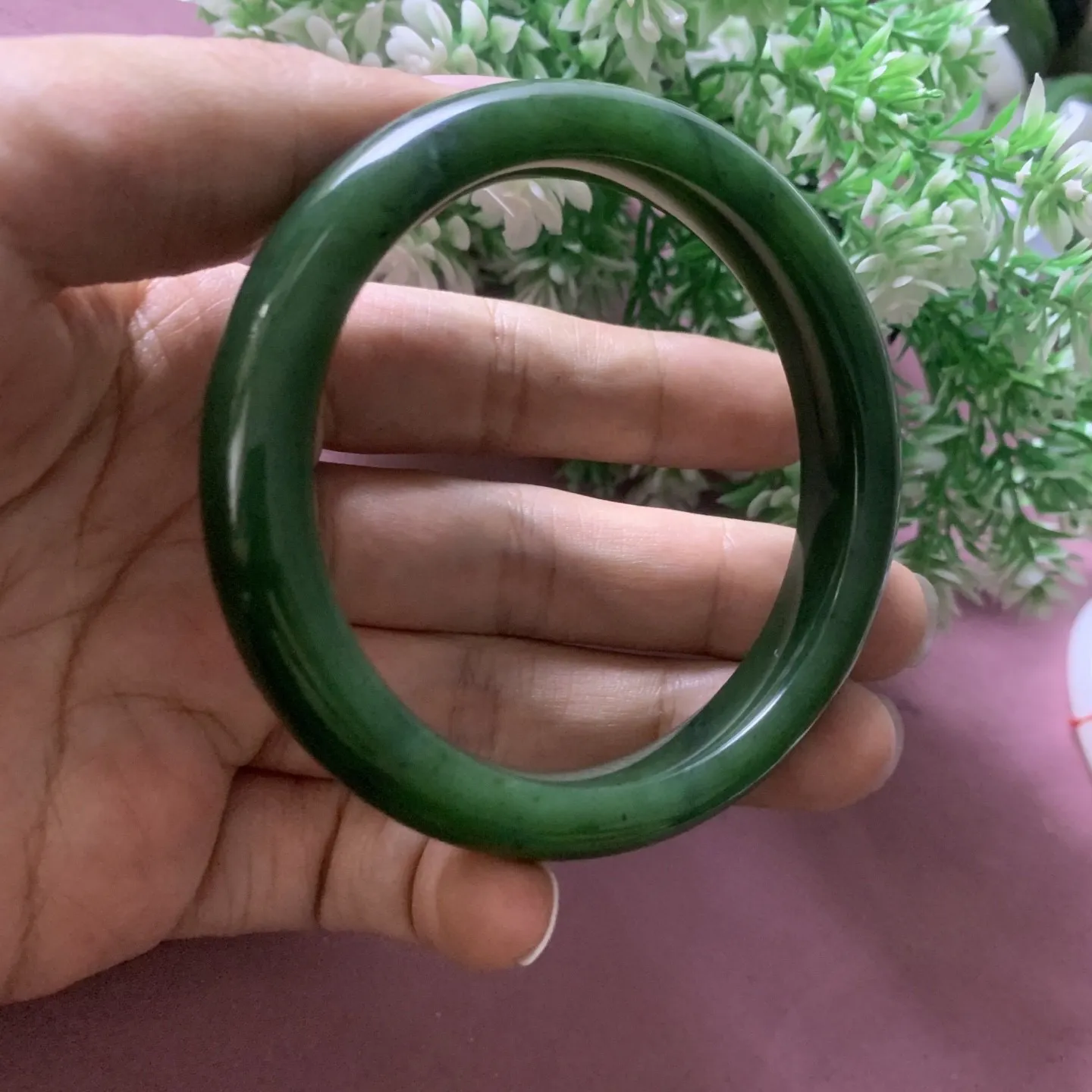 和田玉碧玉60.5圈口菠菜绿手镯，圈口60.5宽12品质好，脂粉好，细腻油润，佩戴端庄典雅，低调内涵。