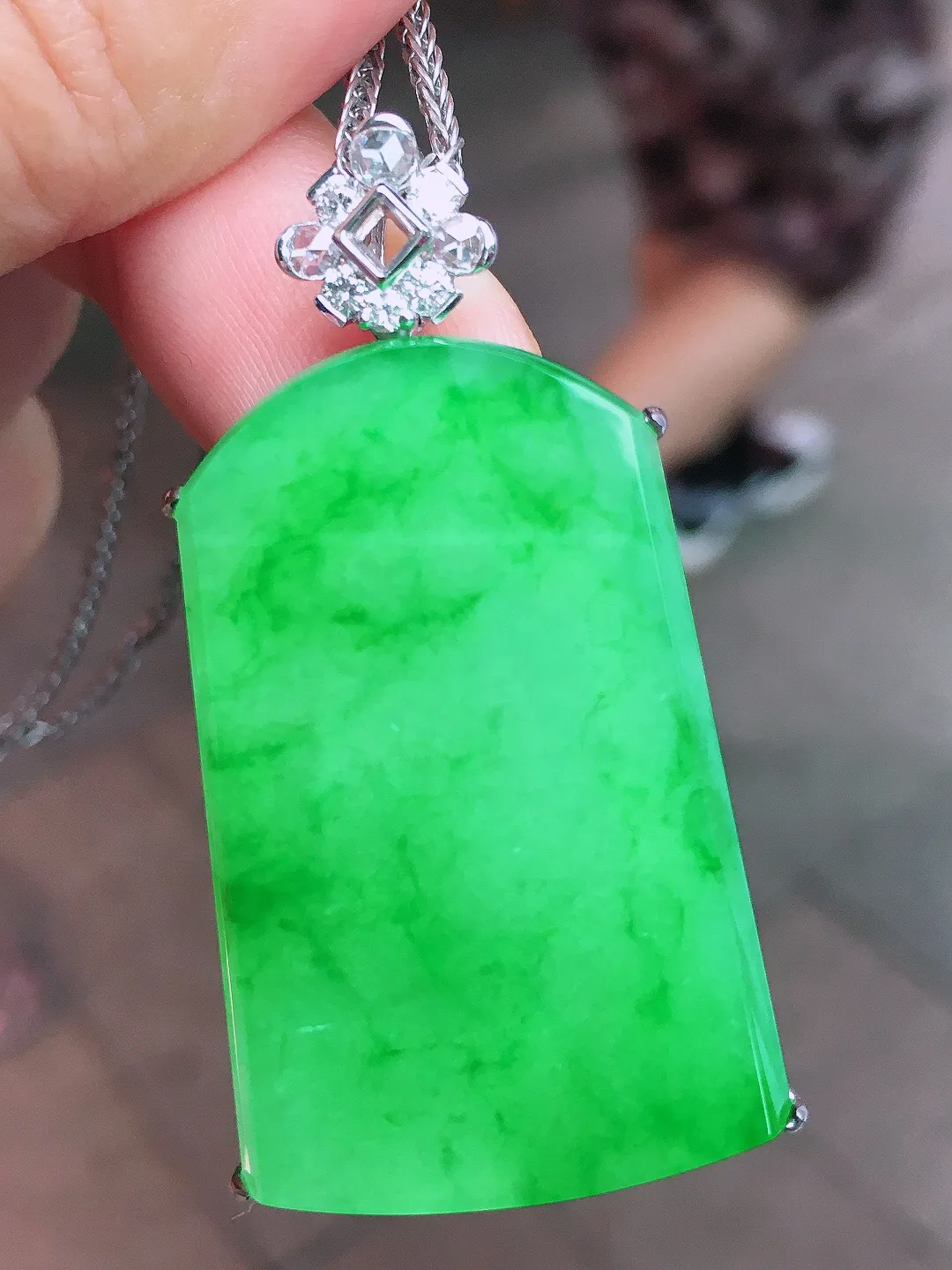 阳绿无事牌吊坠，色泽均匀艳丽，玉质细腻，荧光感超
强，饱满圆润，尽显优雅气质，18k
金豪华镶嵌