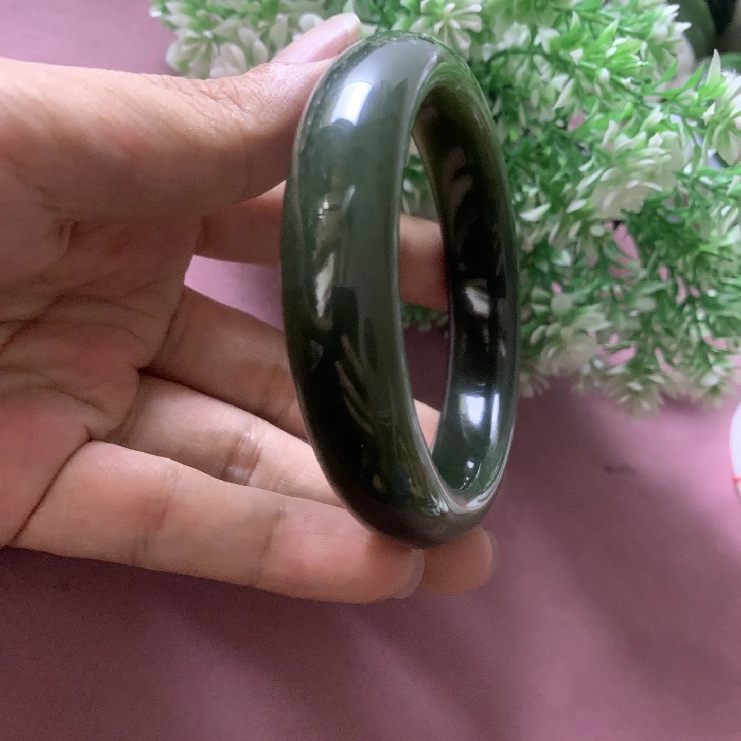 和田玉63圈口且末料手镯，圈口63宽15品质好，脂粉好，细腻油润，佩戴端庄典雅，低调内涵。