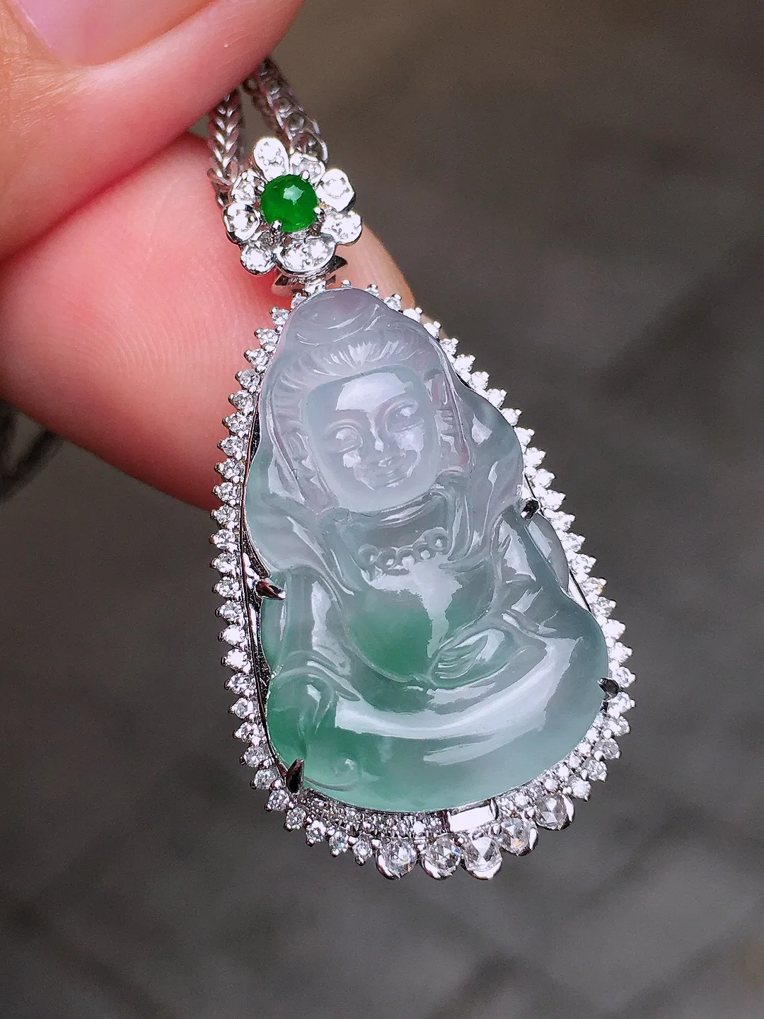 冰飘花观音吊坠，色泽艳丽，玉质细腻，荧光感超
强，饱满圆润，尽显优雅气质，18k
金豪华镶嵌