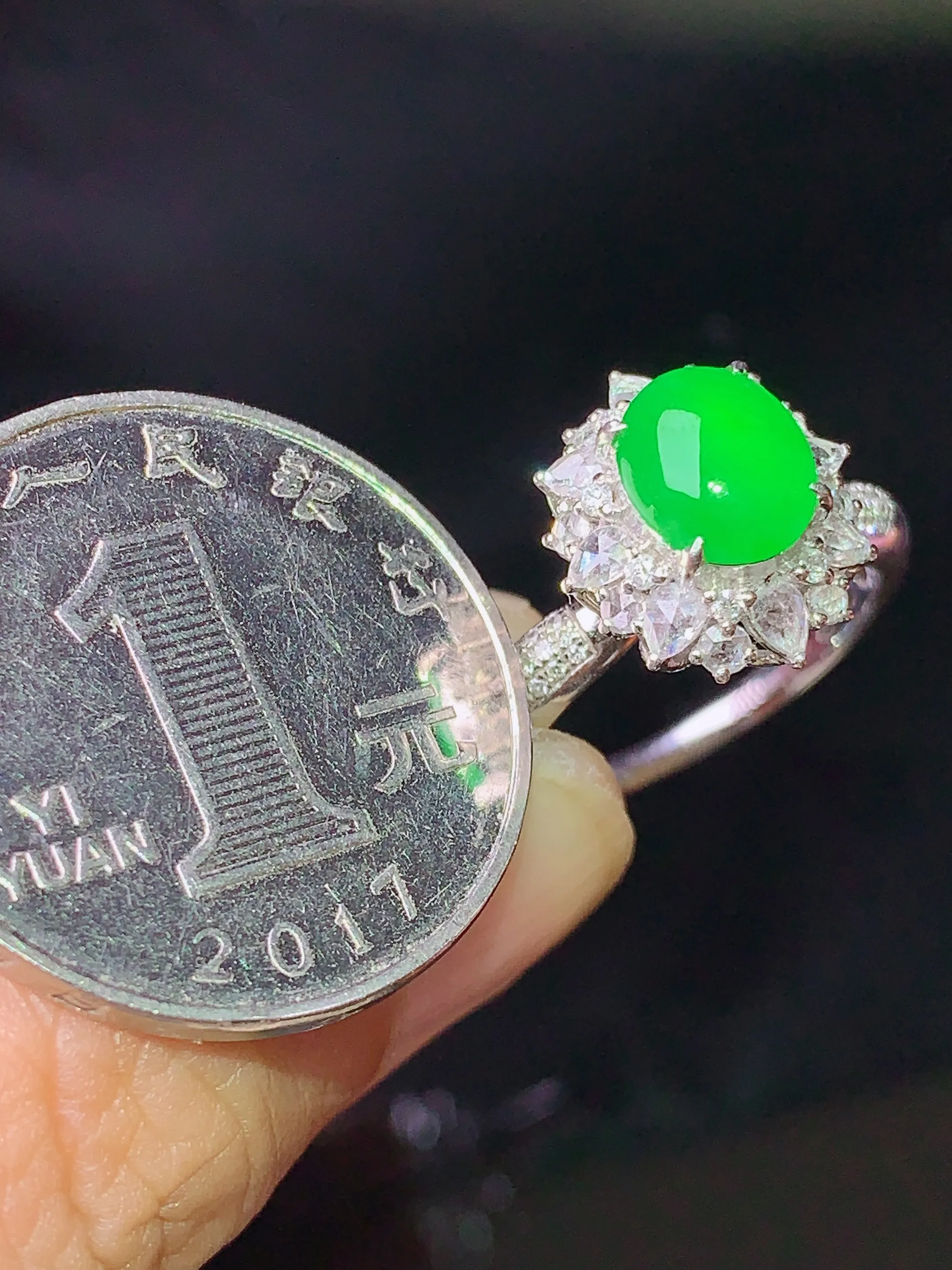 18k金钻镶嵌满绿蛋面戒指 玉质细腻 色泽清新艳丽 圈口14.5 整体尺寸13.5*12*10.6