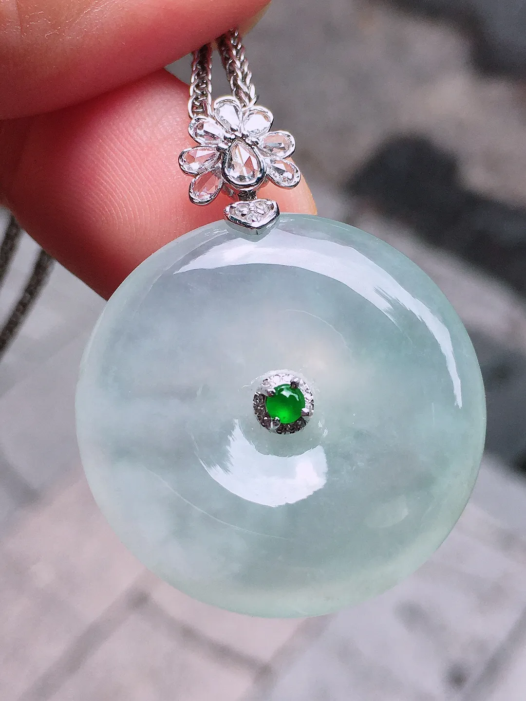 冰种平安扣吊坠，玉质细腻，荧光感超
强，饱满圆润，尽显优雅气质，18k
金豪华镶嵌