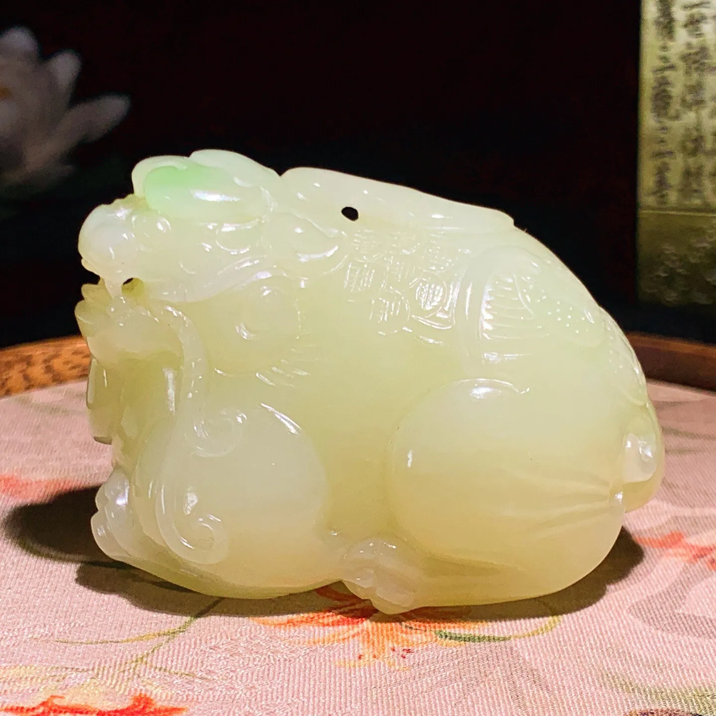 新疆若羌黄口料飘翠招财进宝貔貅把件。尺寸55.6/38.5/39.2重129.7克 玉质细腻油润 底