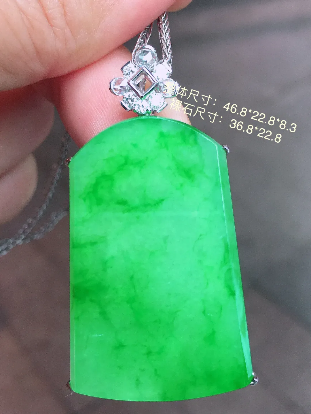 阳绿无事牌吊坠，色泽均匀艳丽，玉质细腻，荧光感超
强，饱满圆润，尽显优雅气质，18k
金豪华镶嵌