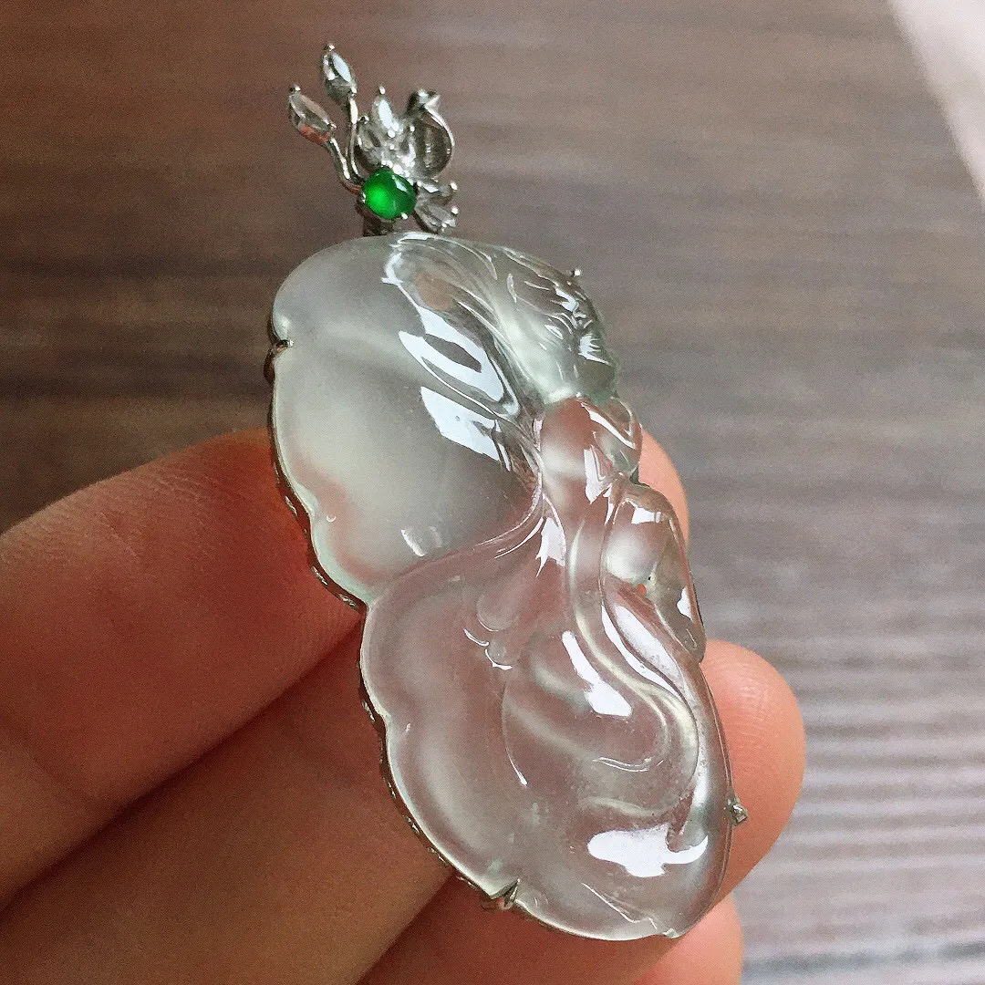 冰种蝴蝶仙子吊坠，18k金镶嵌，雕工精美，冰润细腻，种水足 尺寸50*19.4*6.3