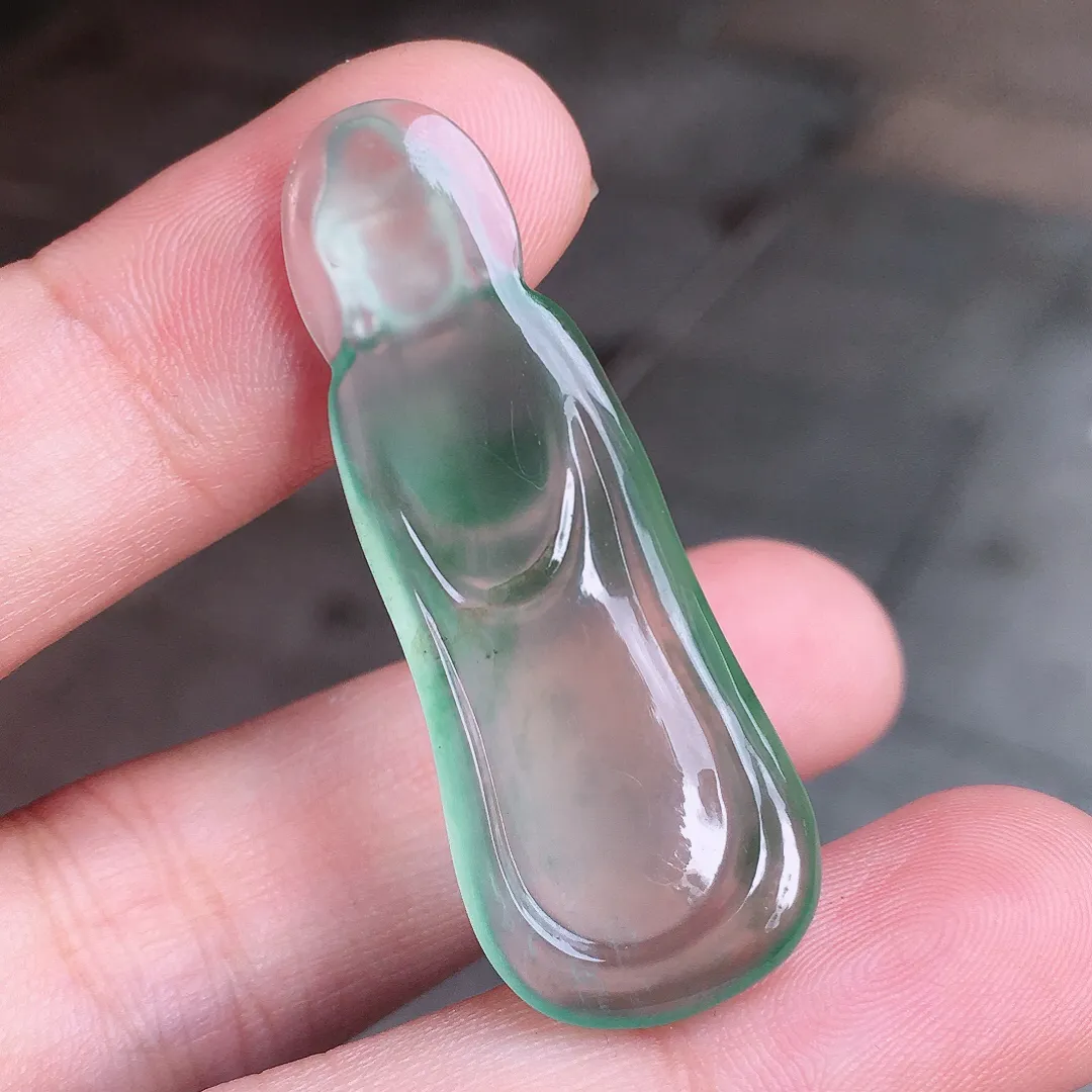 晴水观音吊坠，色泽均匀艳丽，玉质细腻，荧光感超
强，饱满圆润，尽显优雅气质，