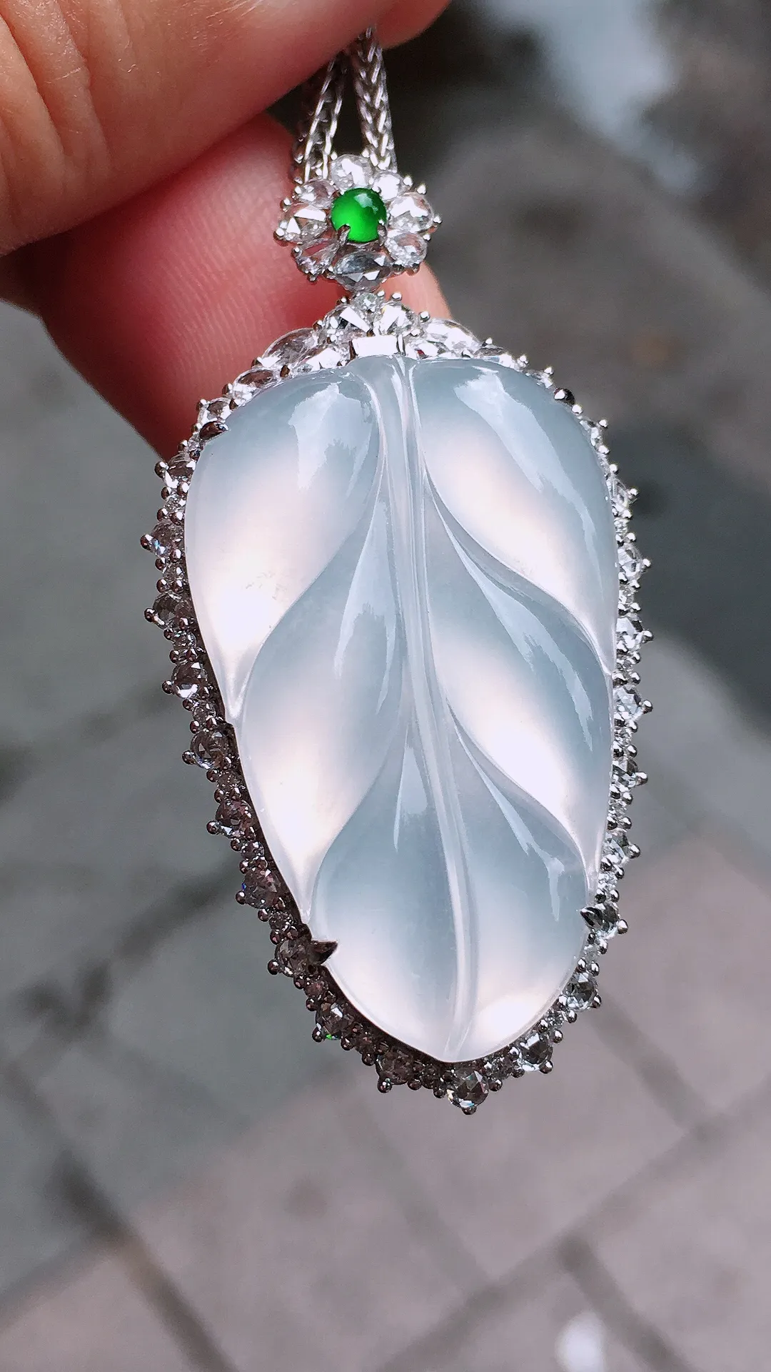 冰种玉叶吊坠，玉质细腻，荧光感超
强，饱满圆润，尽显优雅气质，18k
金豪华镶嵌