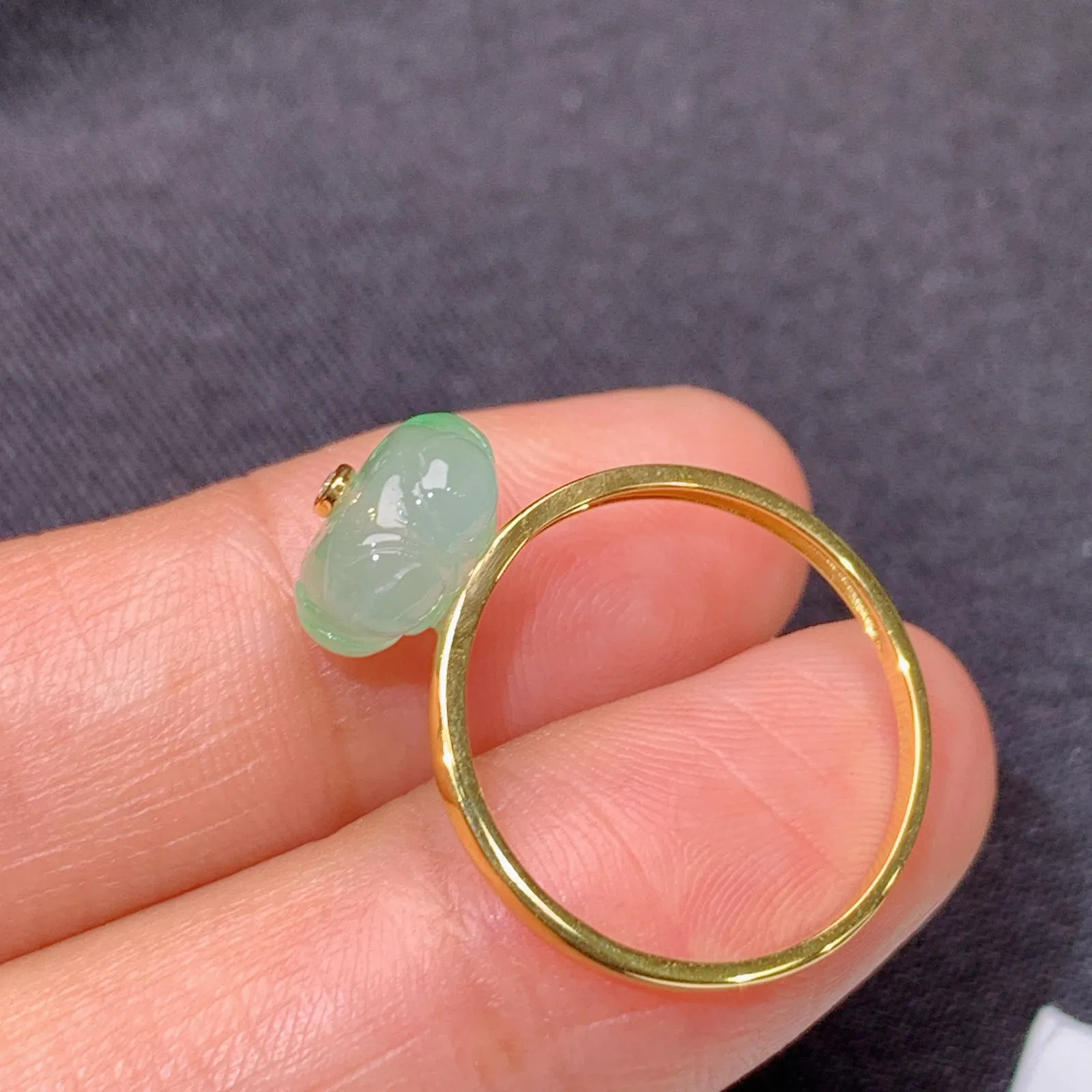 冰飘绿小花戒指，18k金镶嵌，简约时尚，冰润细腻，种水足 圈口14 裸石8.7*4.6