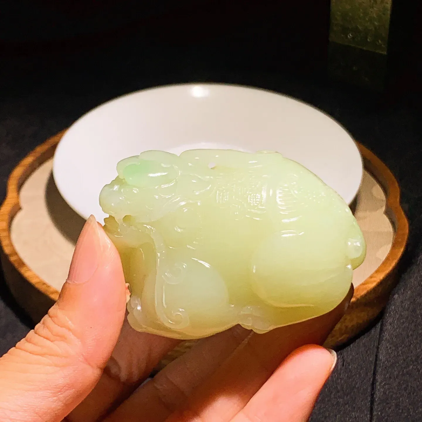 新疆若羌黄口料飘翠招财进宝貔貅把件。尺寸55.6/38.5/39.2重129.7克 玉质细腻油润 底色纯净 脂粉好，品质好。lt250908