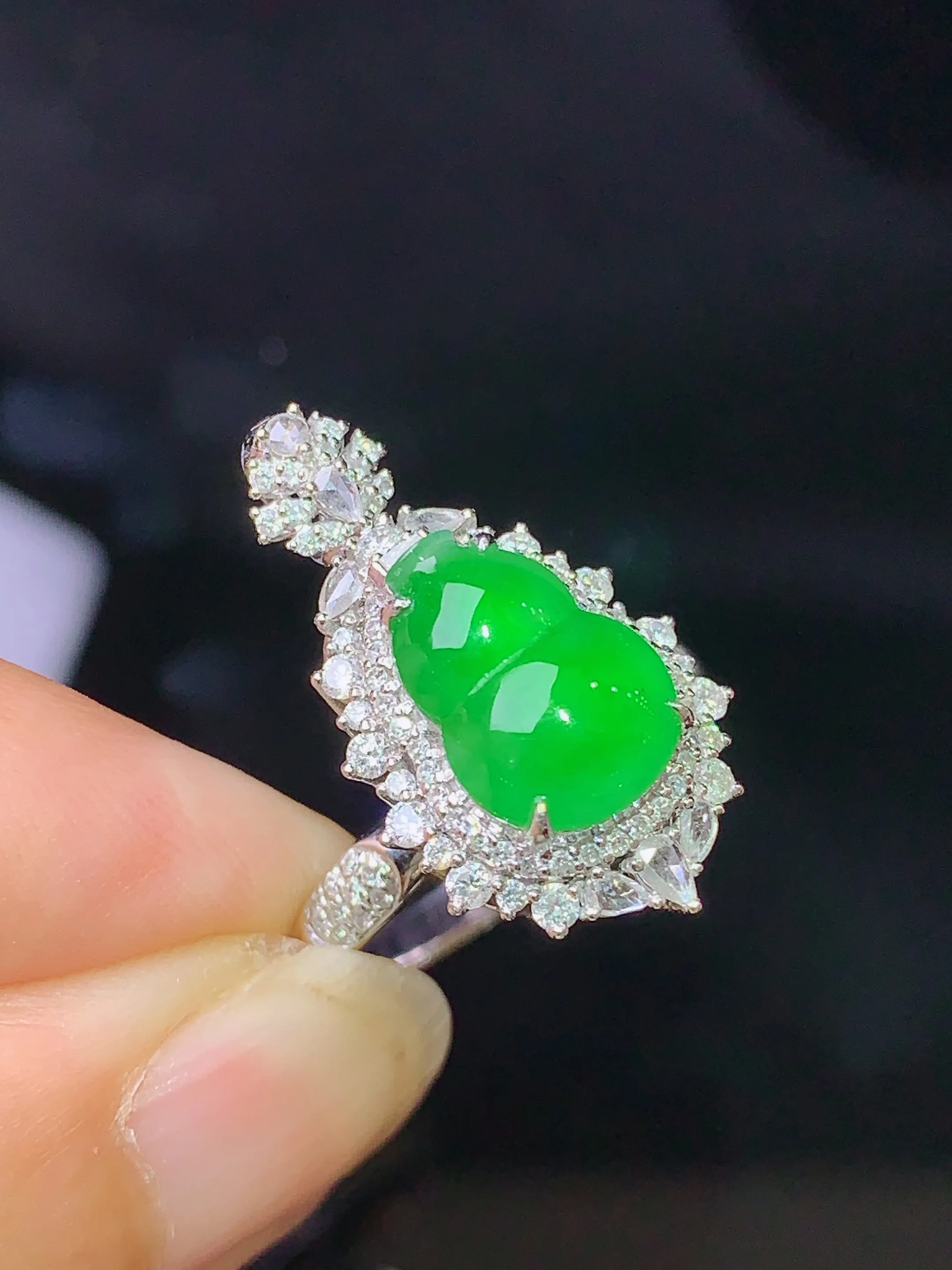 18k金钻镶嵌满绿葫芦戒指吊坠两用款 玉质细腻 色泽清新艳丽 圈口14 整体尺寸22.7*12.7*
