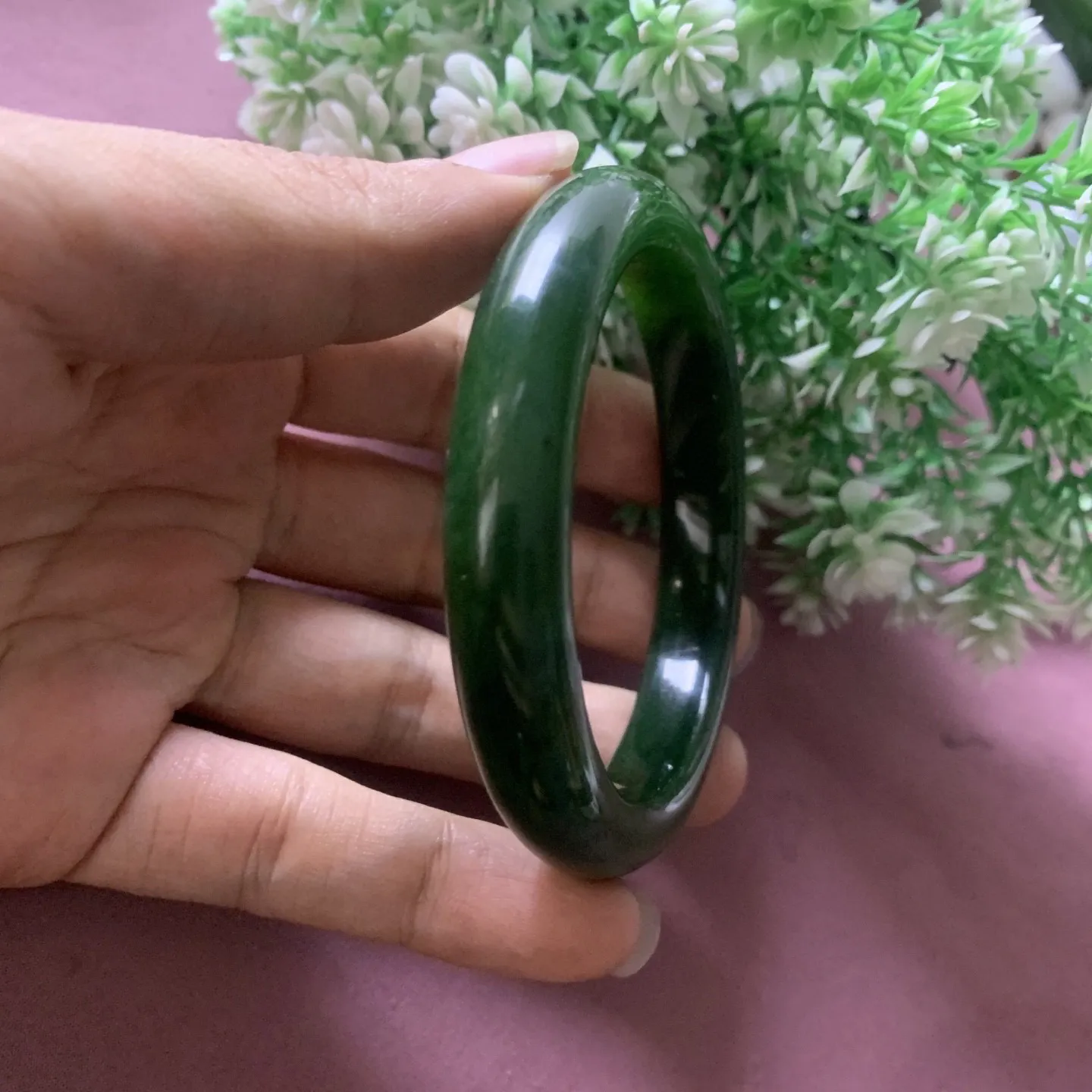 和田玉碧玉60.5圈口菠菜绿手镯，圈口60.5宽12品质好，脂粉好，细腻油润，佩戴端庄典雅，低调内涵