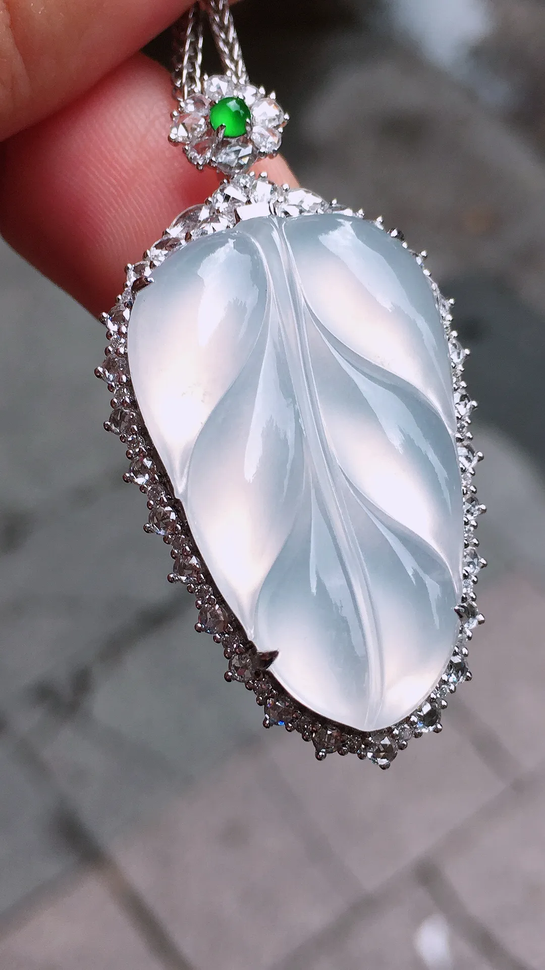 冰种玉叶吊坠，玉质细腻，荧光感超
强，饱满圆润，尽显优雅气质，18k
金豪华镶嵌