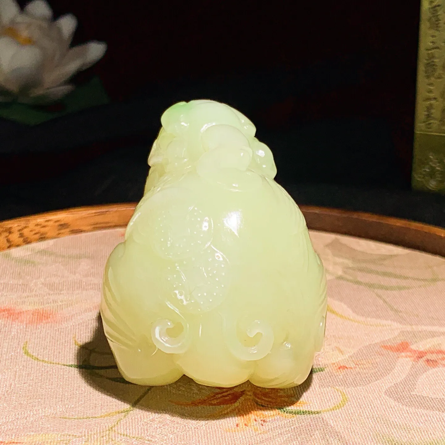 新疆若羌黄口料飘翠招财进宝貔貅把件。尺寸55.6/38.5/39.2重129.7克 玉质细腻油润 底色纯净 脂粉好，品质好。lt250908